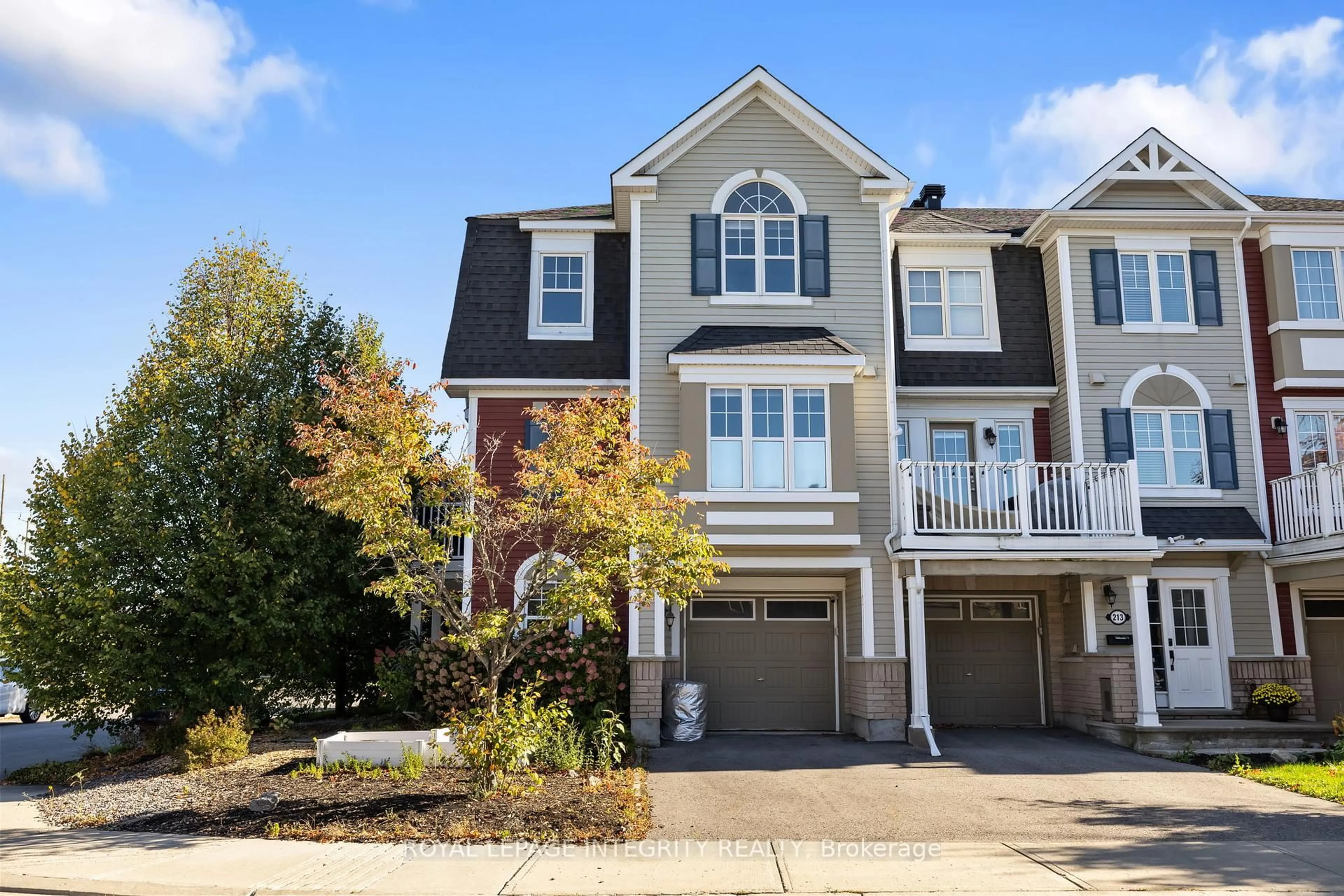 Home with vinyl exterior material, street for 211 Bensinger Way, Stittsville Ontario K2S 0P1