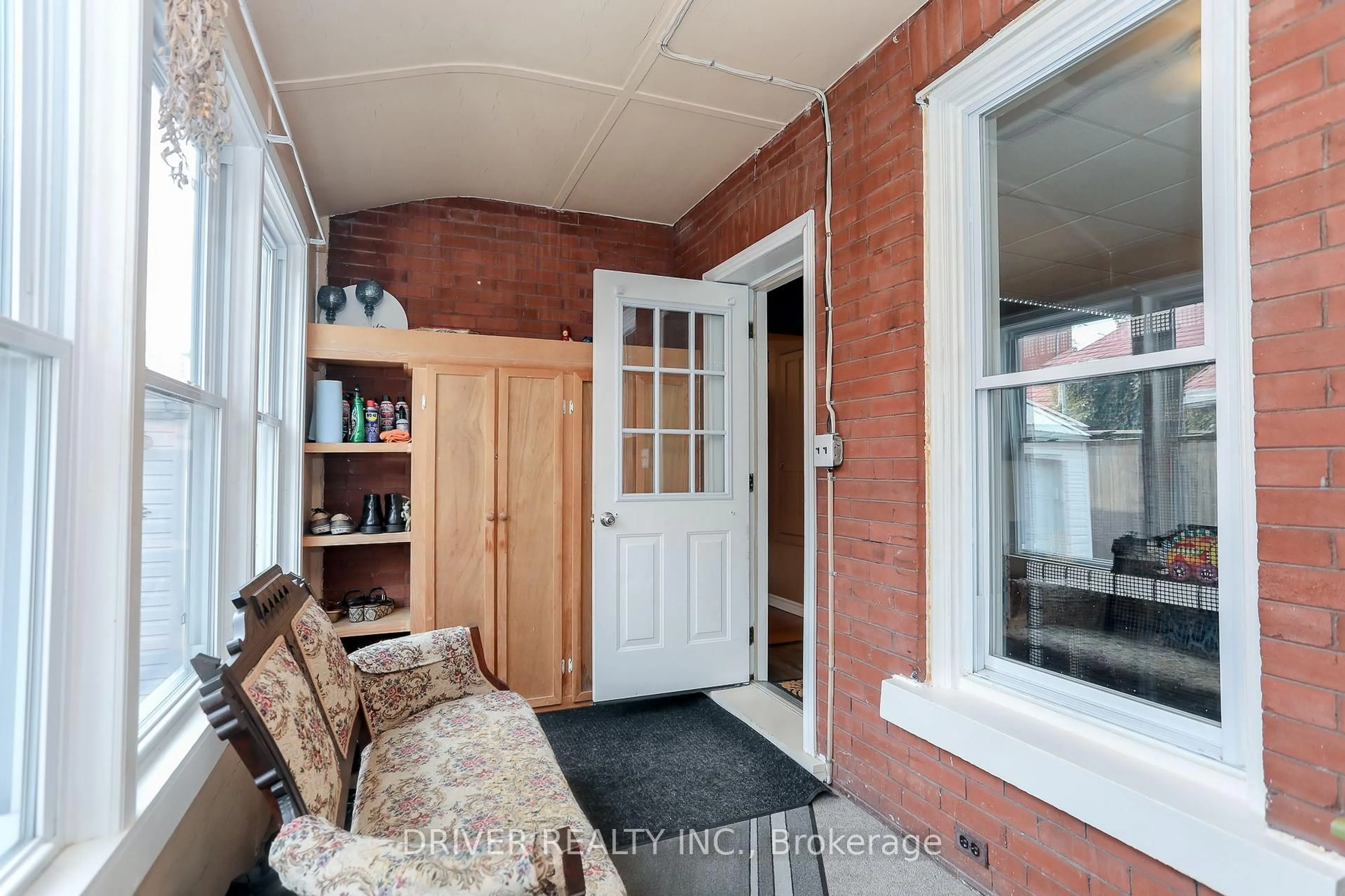 Indoor entryway for 65 King St, Aylmer Ontario N5H 2A2