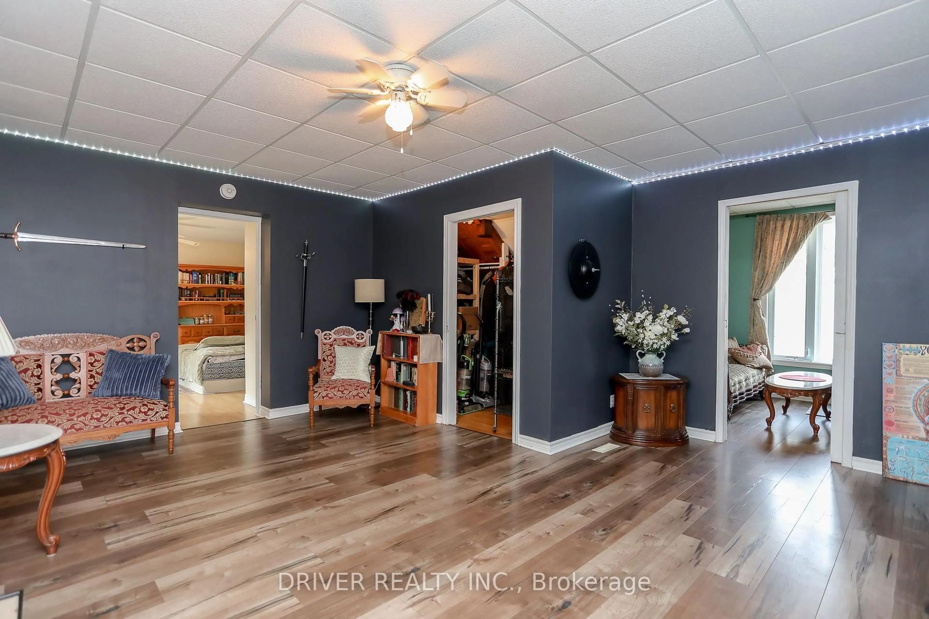 Indoor foyer for 65 King St, Aylmer Ontario N5H 2A2