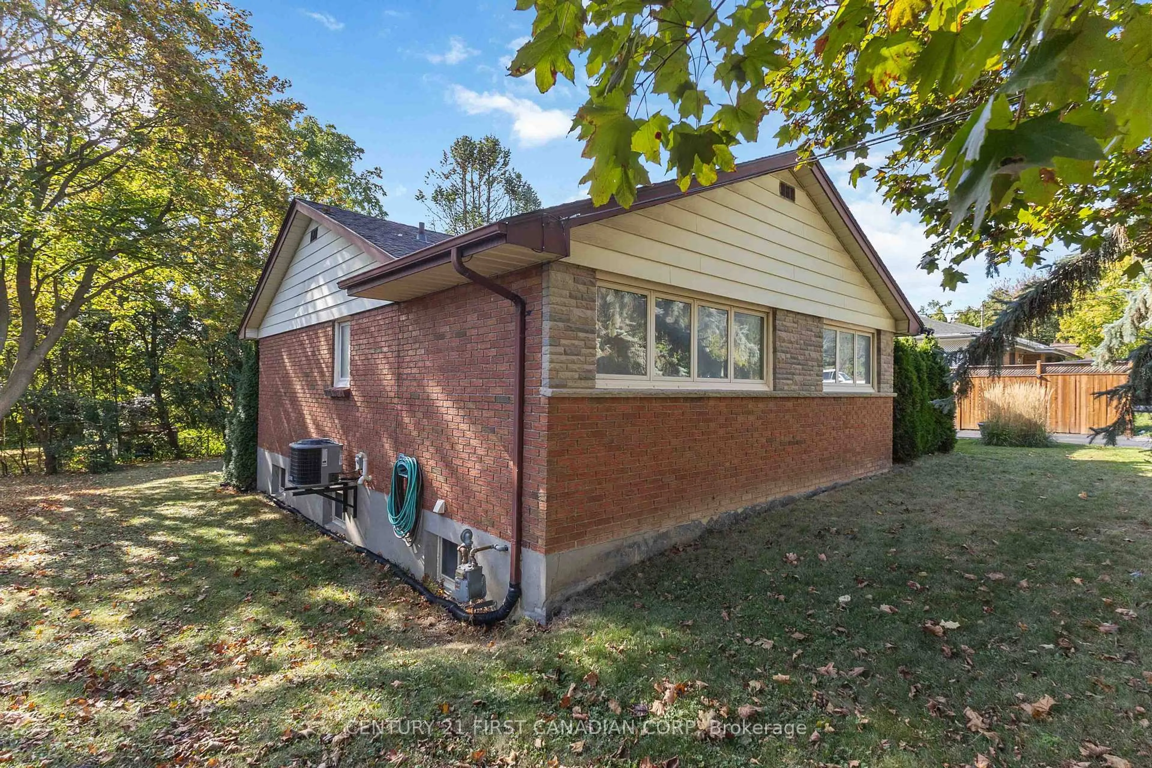 Home with brick exterior material, unknown for 296 Sarnia Rd, London North Ontario N6G 1N3