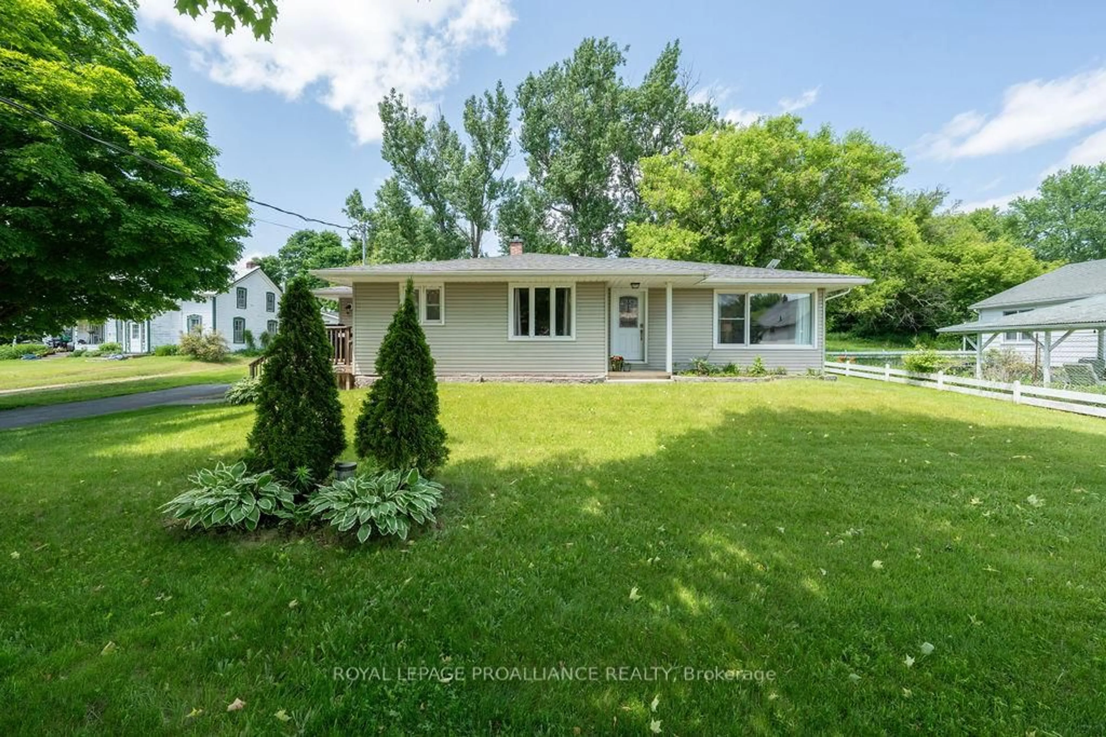 Home with vinyl exterior material, water/lake/river/ocean view for 1036 Wagarville Rd, Parham Ontario K0H 2K0