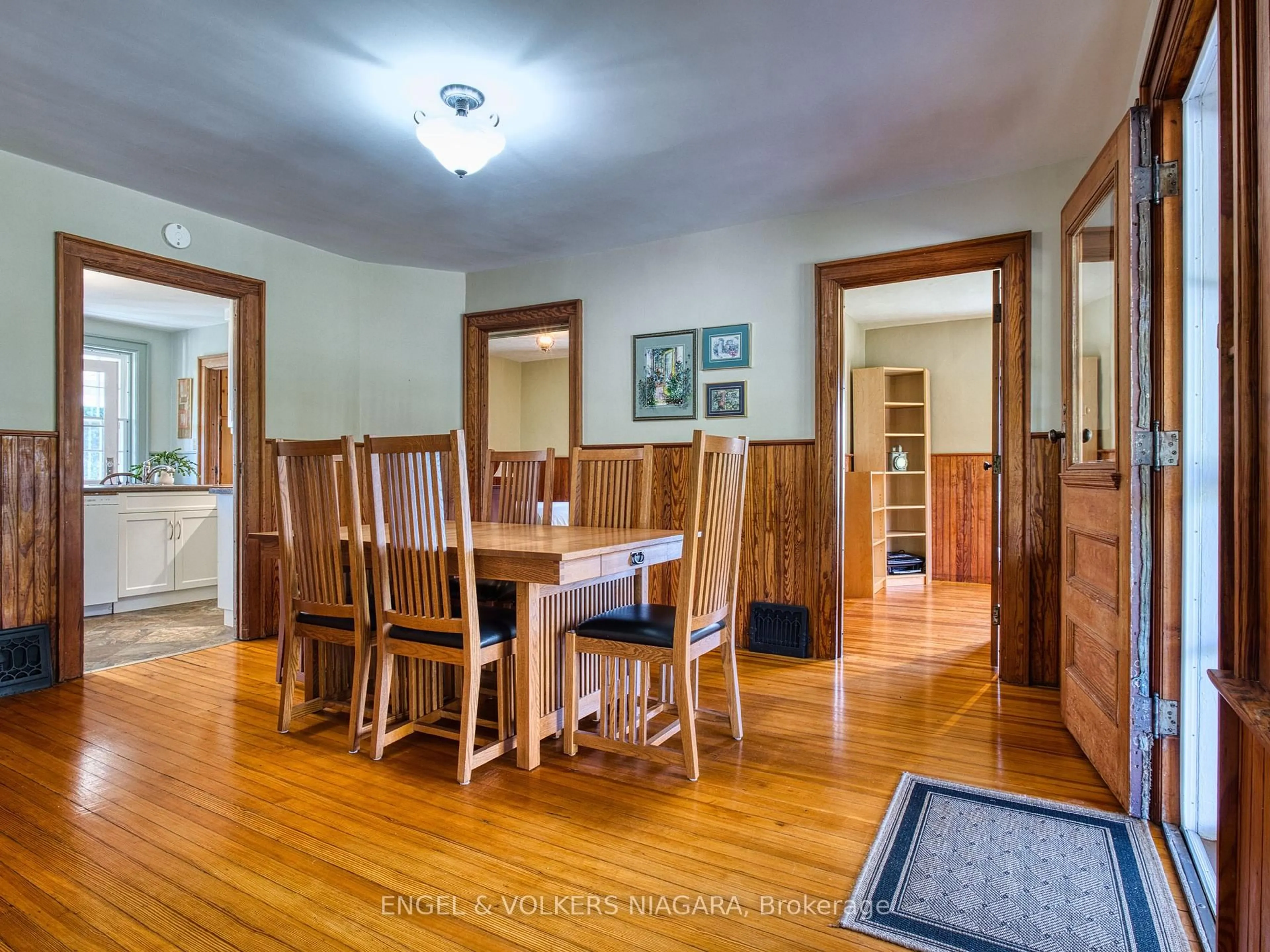 Dining room, wood/laminate floor for 1577 Line 6 Rd, Niagara-on-the-Lake Ontario L0S 1J0