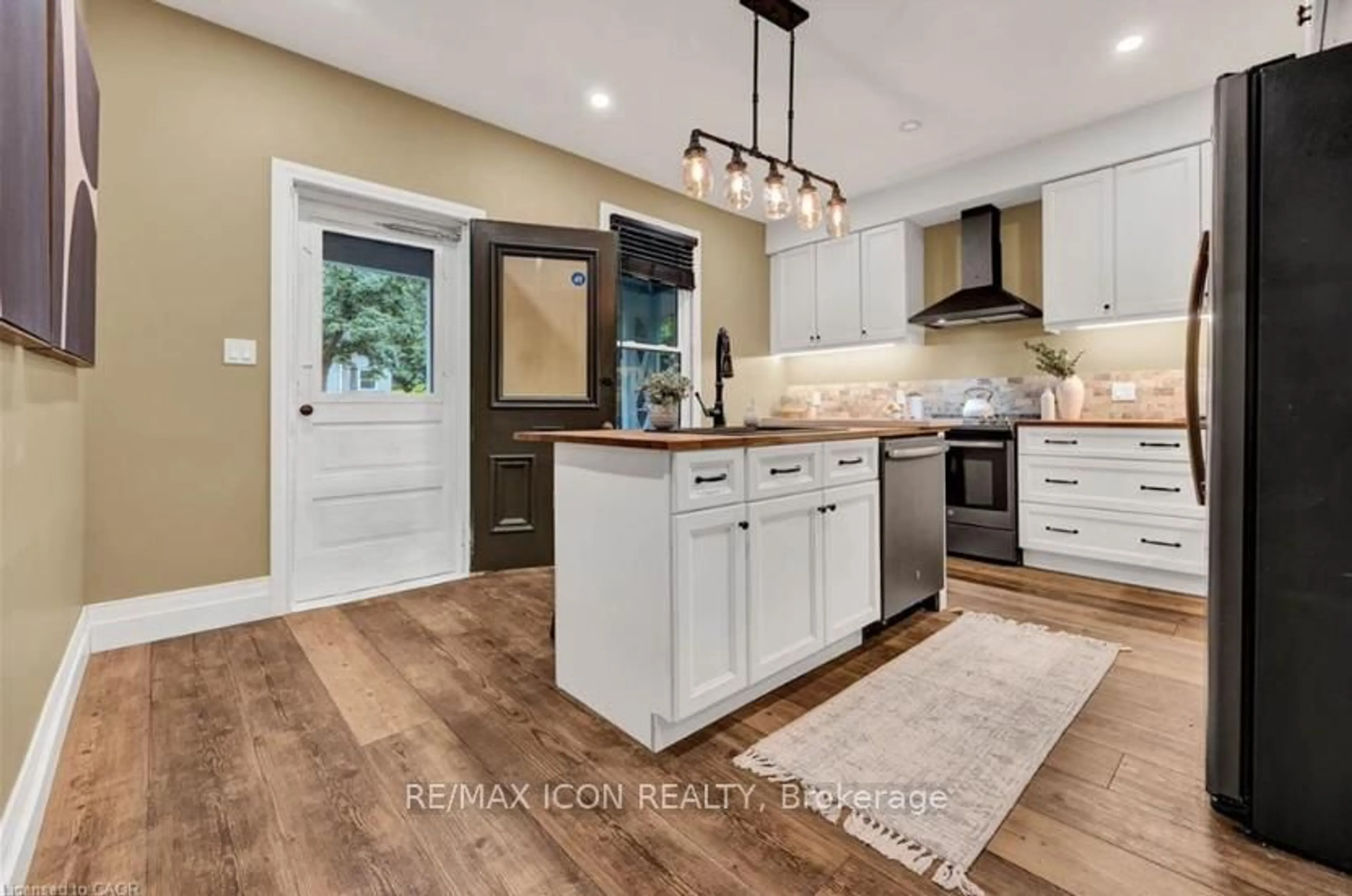 Open concept kitchen, unknown for 115 Cedar St, Cambridge Ontario N1S 1V7