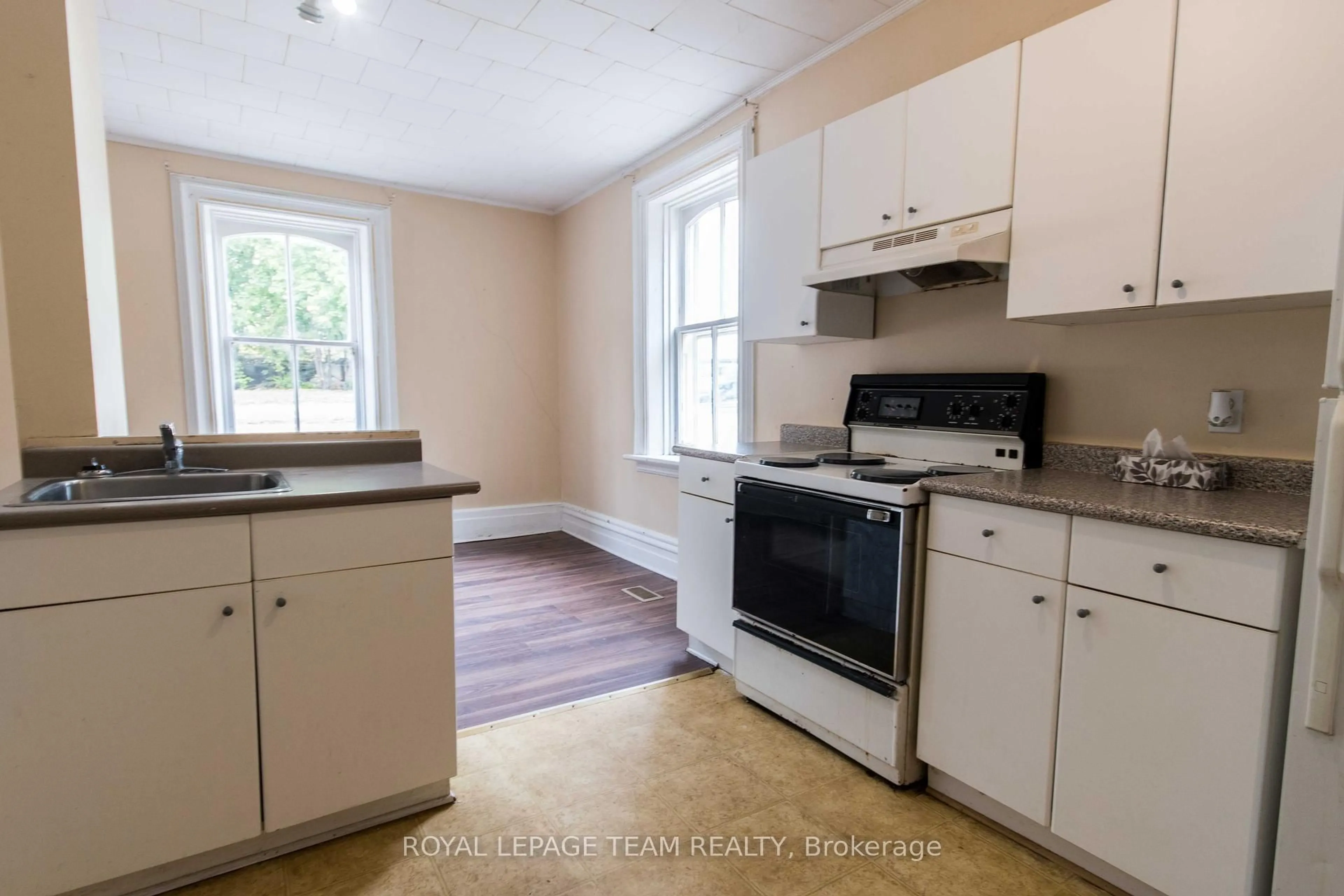 Standard kitchen, unknown for 45 Coumbes St, Renfrew Ontario K7V 2R5