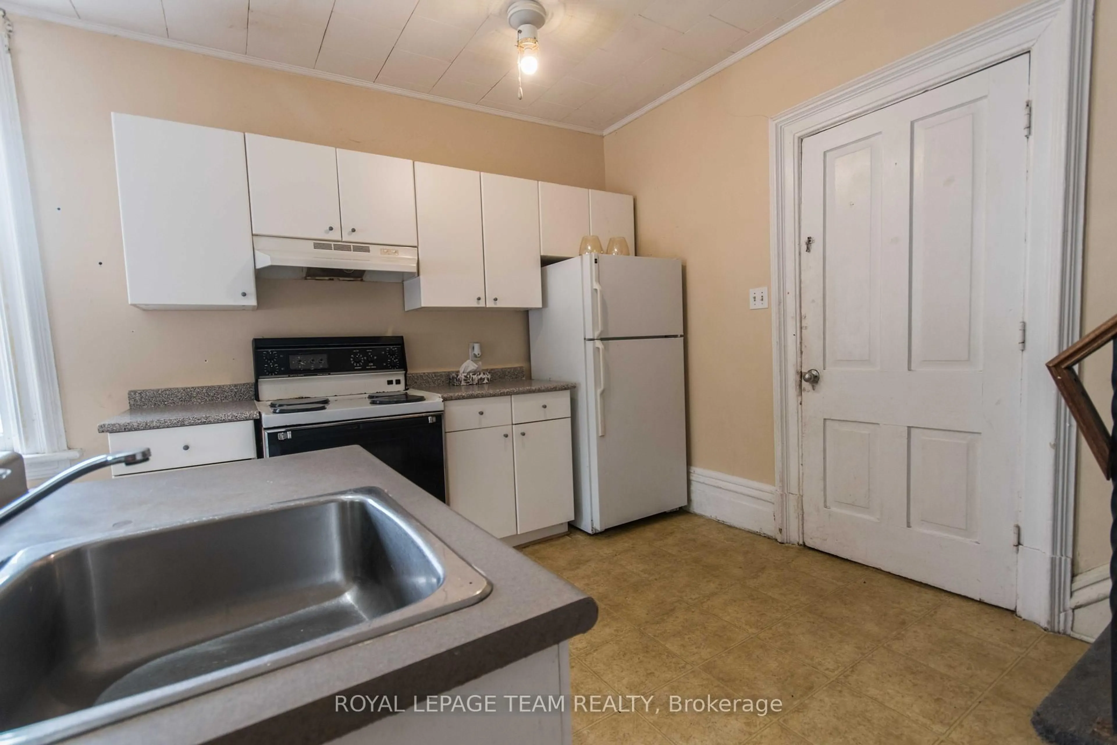 Standard kitchen, unknown for 45 Coumbes St, Renfrew Ontario K7V 2R5