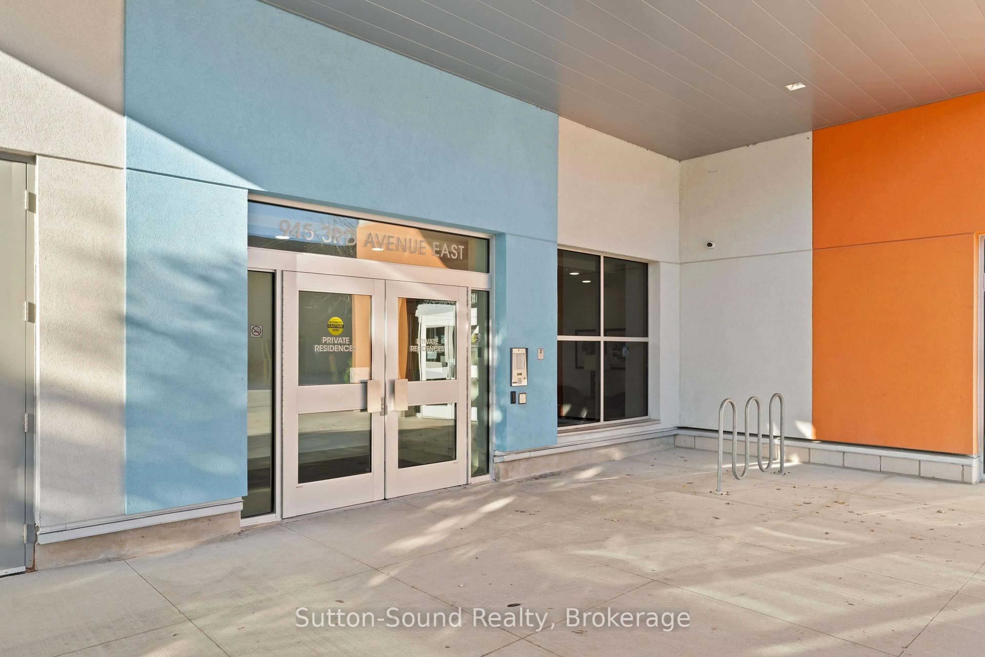 Indoor foyer for 945 3rd Avenue East Ave #410, Owen Sound Ontario N4K 2K8