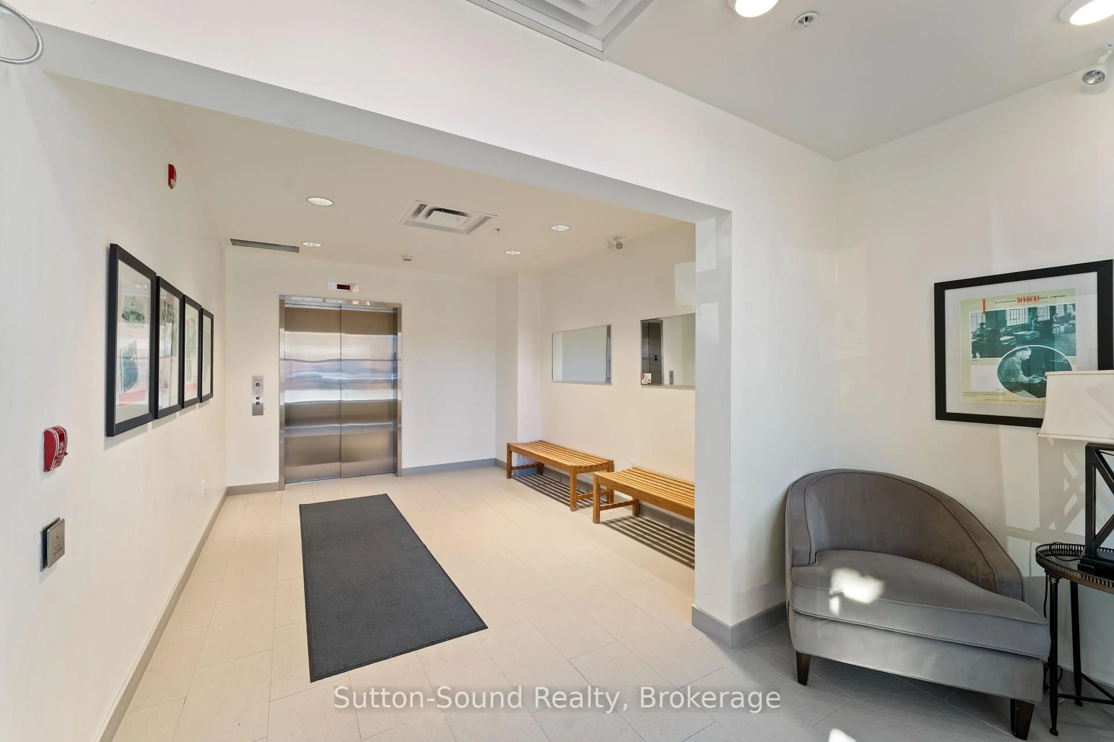 Indoor foyer for 945 3rd Avenue East Ave #410, Owen Sound Ontario N4K 2K8