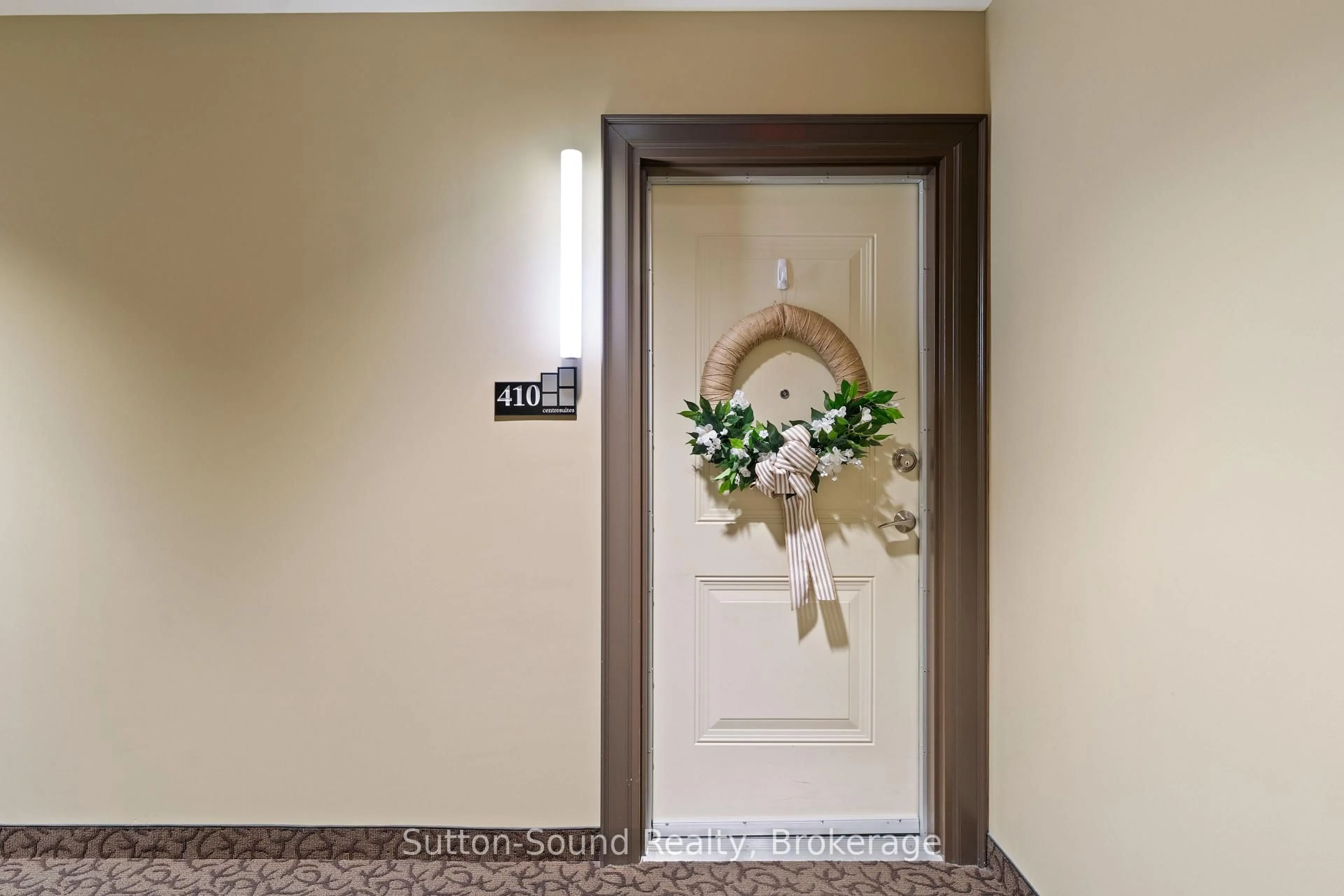 Indoor foyer for 945 3rd Avenue East Ave #410, Owen Sound Ontario N4K 2K8