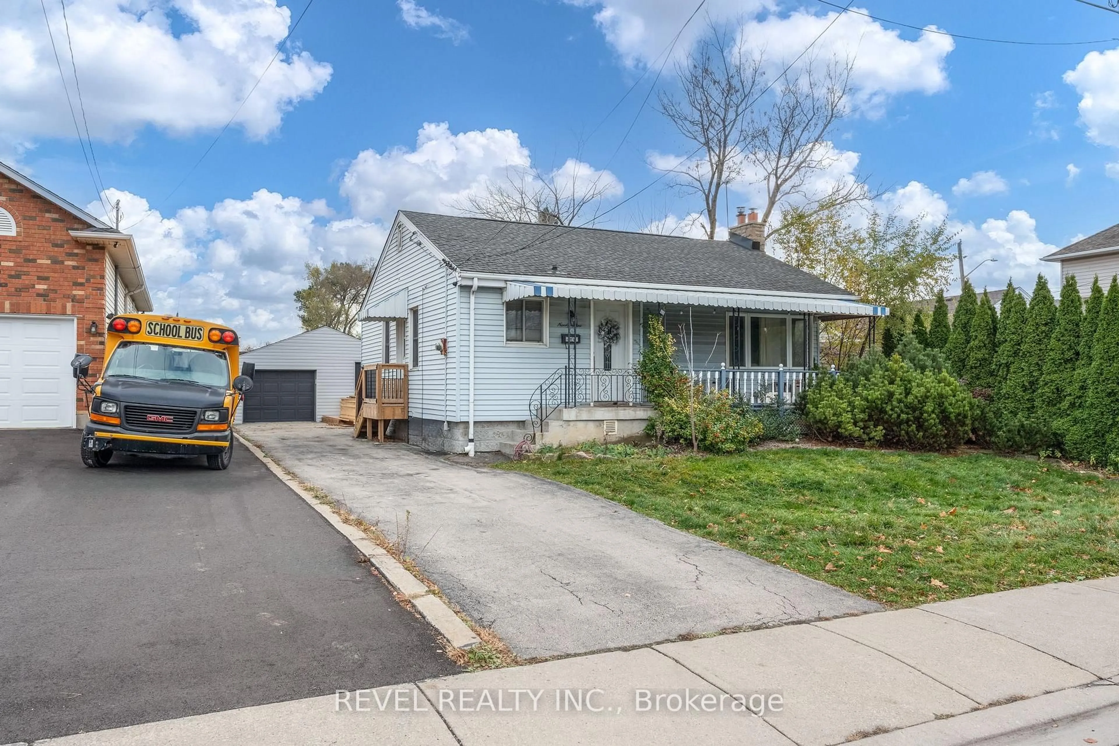 Home with vinyl exterior material, street for 99 East 36th St, Hamilton Ontario L8V 3Z2