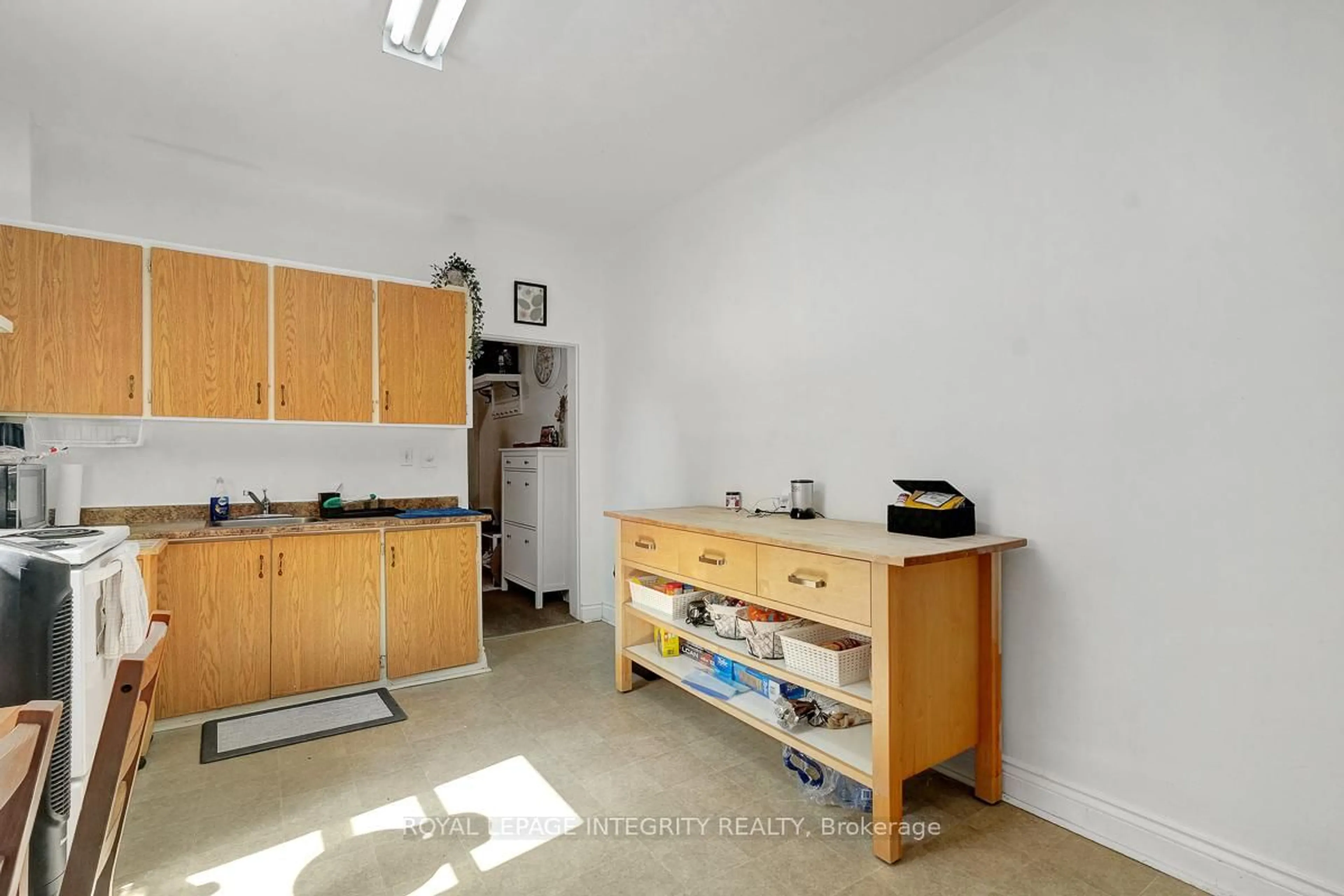 Standard kitchen, unknown for 199 Henderson Ave, Ottawa Ontario K1N 7P7