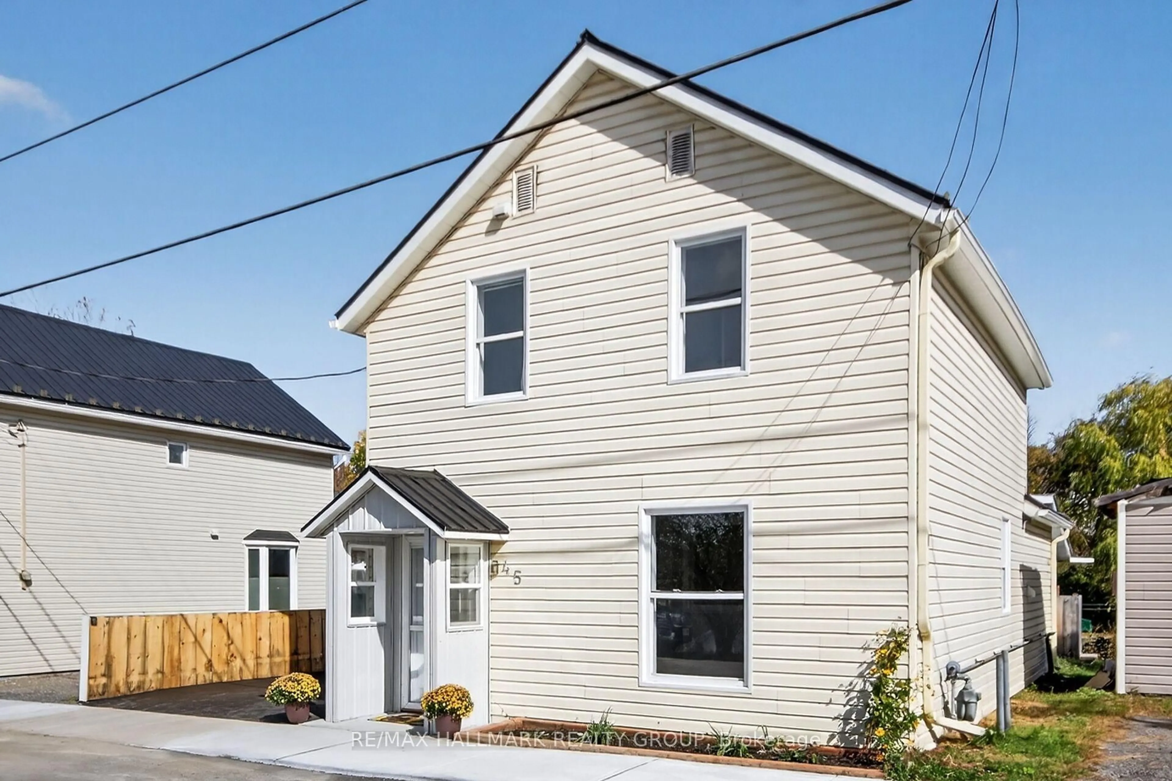 Home with vinyl exterior material, street for 45 Carleton St, Almonte Ontario K0A 1A0