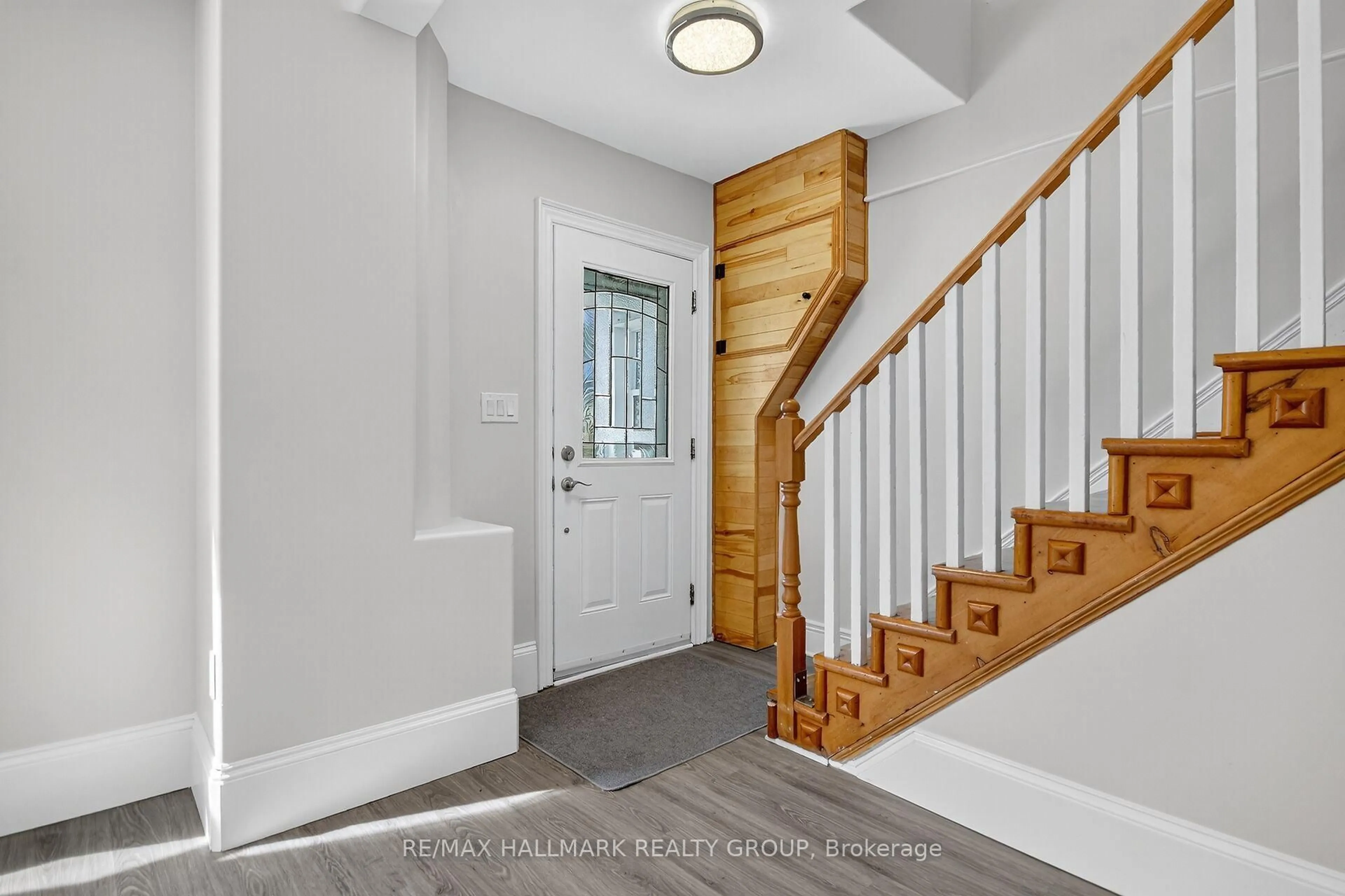 Indoor entryway for 45 Carleton St, Almonte Ontario K0A 1A0