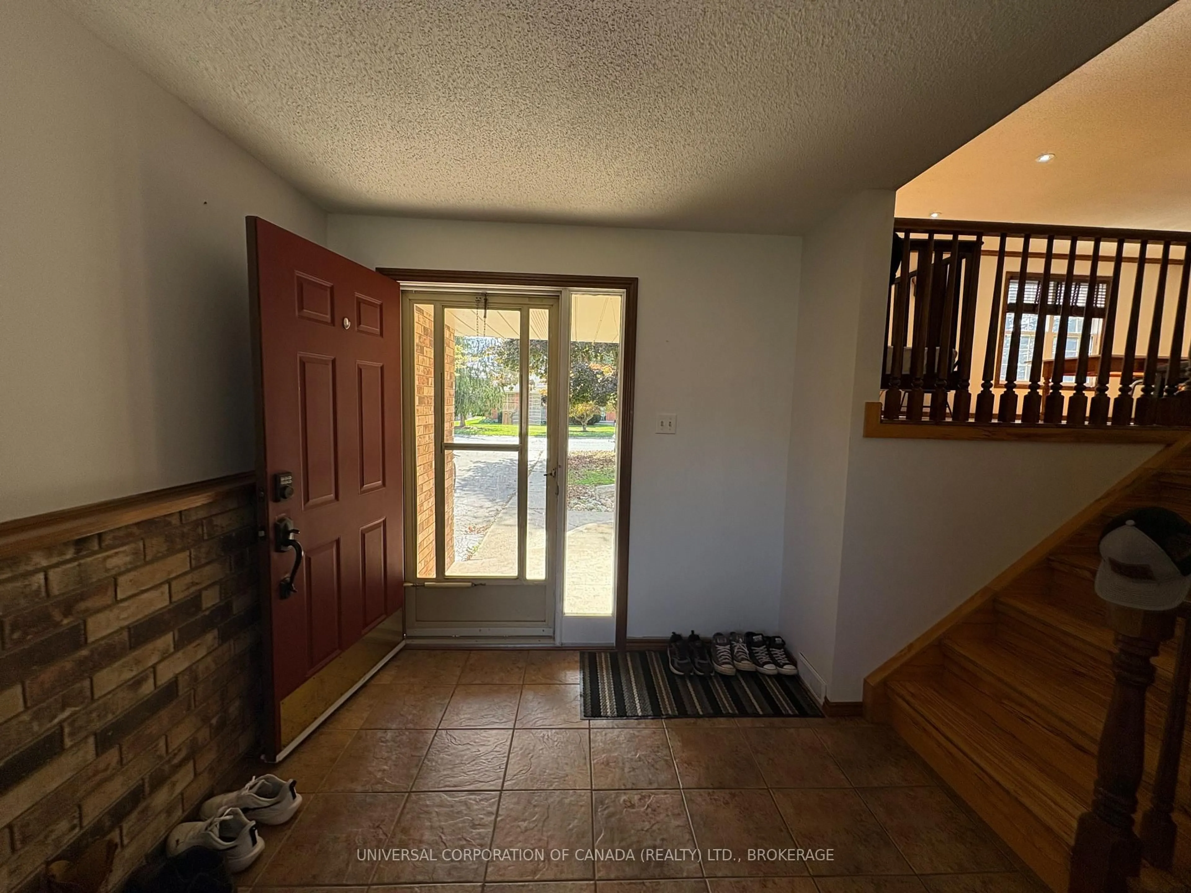 Indoor entryway for 15 Treadwell St, Aylmer Ontario N5H 3B5