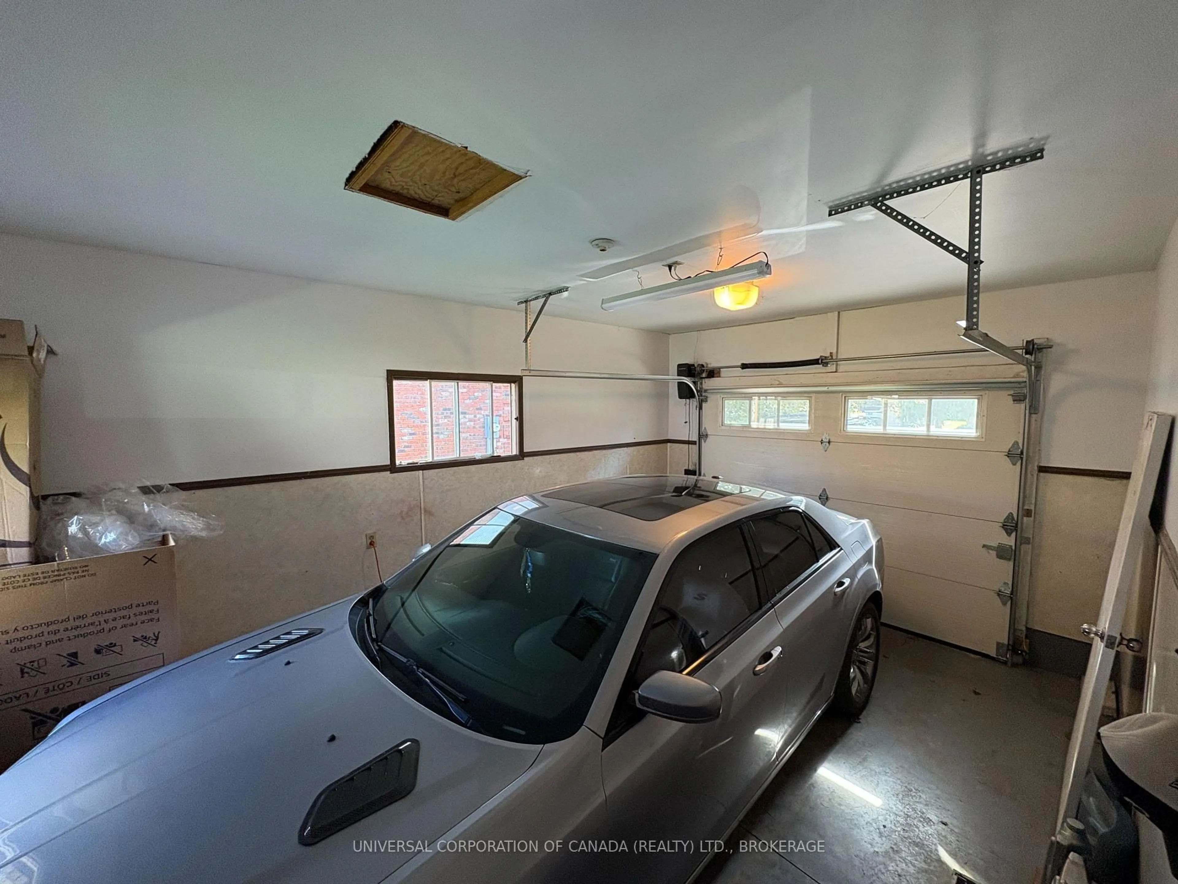 Indoor garage for 15 Treadwell St, Aylmer Ontario N5H 3B5