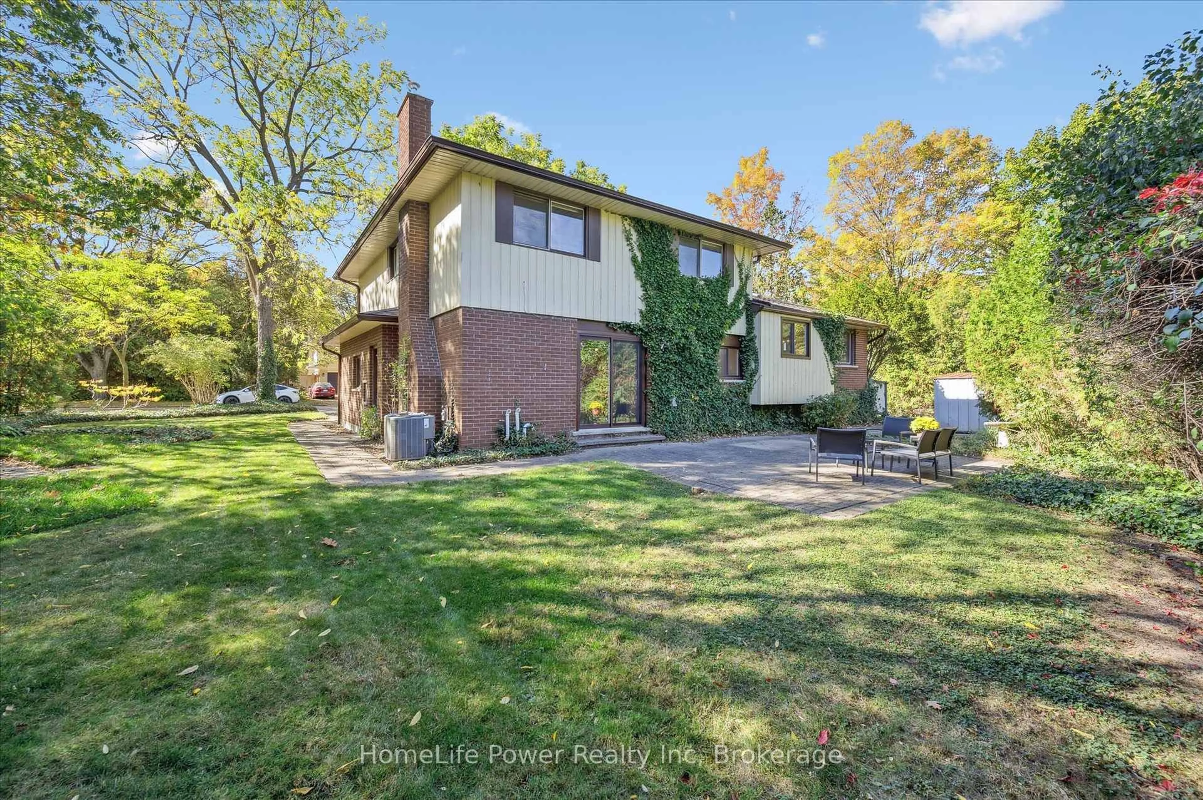 A pic from outside/outdoor area/front of a property/back of a property/a pic from drone, unknown for 2 Berkley Pl, Guelph Ontario N1E 1E6