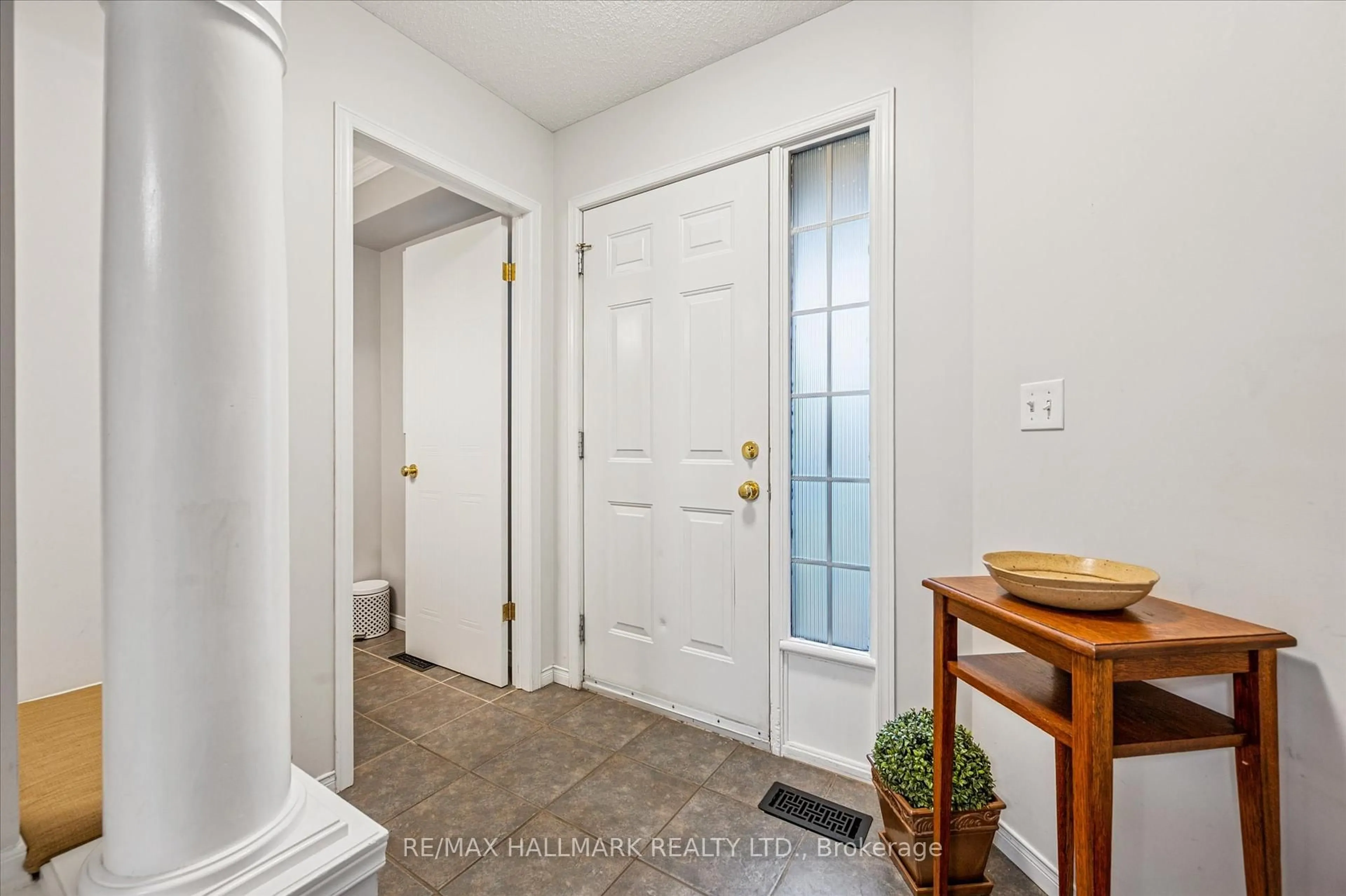 Indoor entryway for 103 Northcliffe Cres, Cambridge Ontario N3C 4M7
