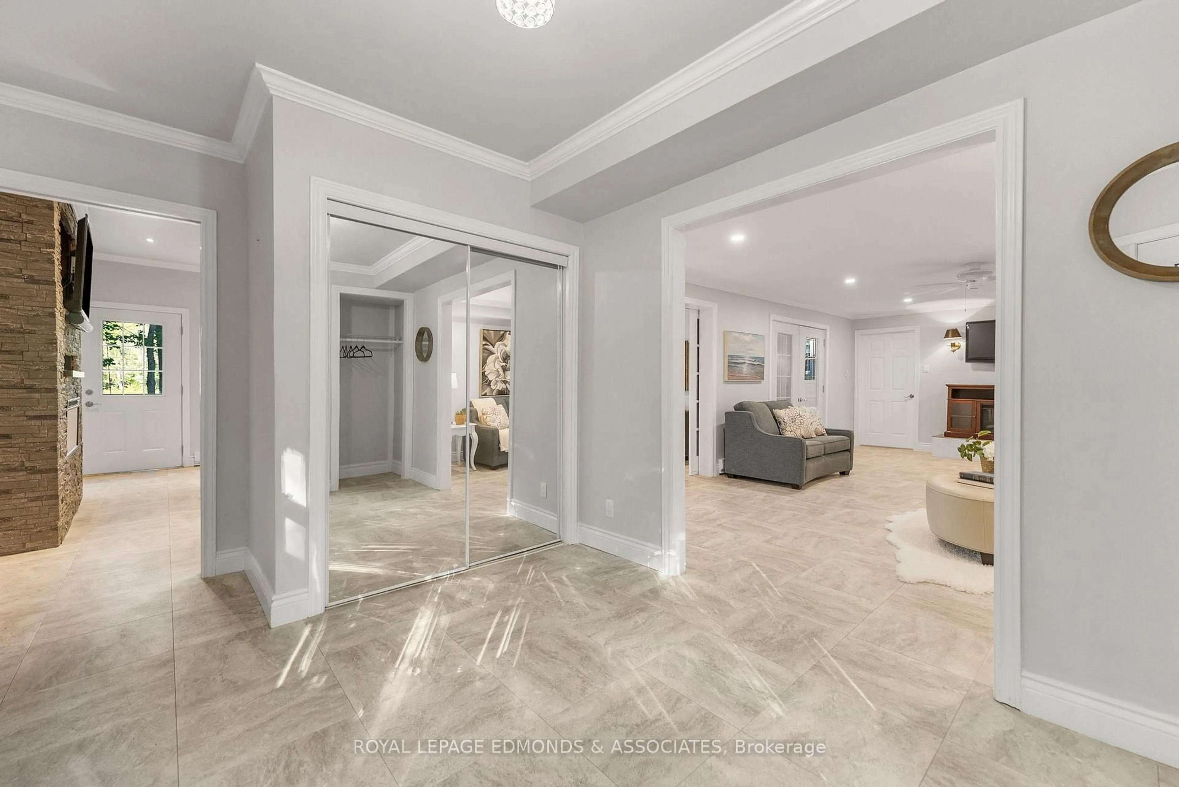 Indoor foyer for 731 Francie Lane, Pembroke Ontario K8A 6W2