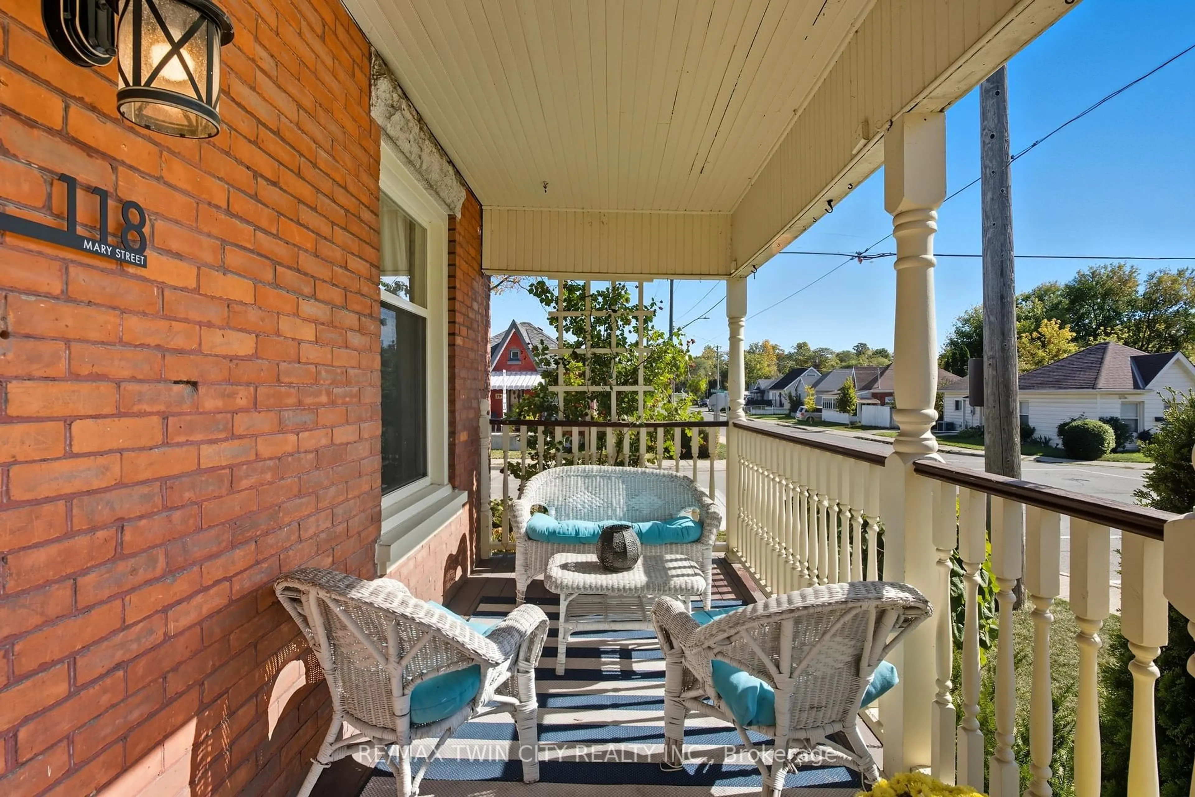 Patio, street for 118 Mary St, Brantford Ontario N3S 3B7
