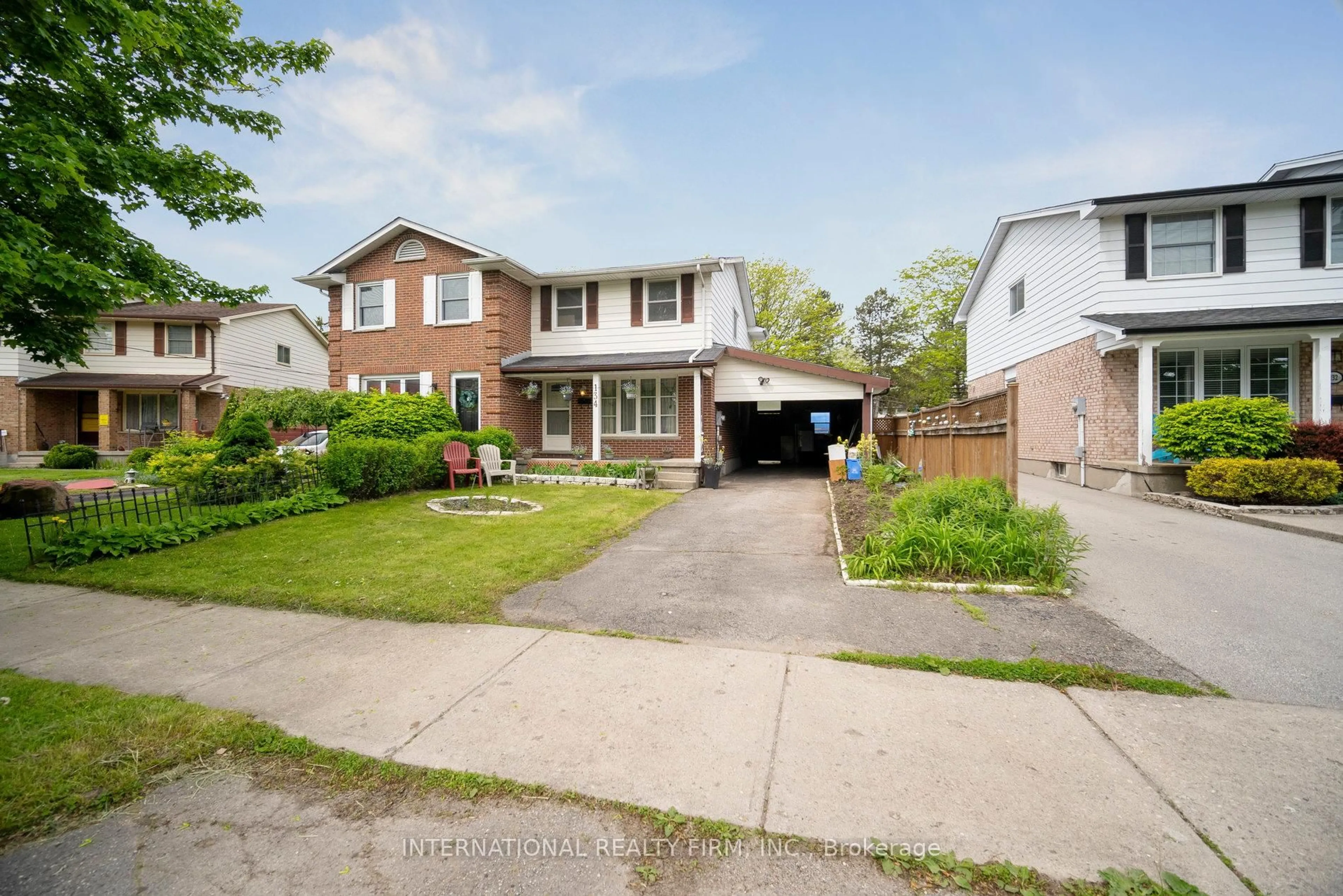 A pic from outside/outdoor area/front of a property/back of a property/a pic from drone, street for 134 GARLAND Lane, London East Ontario N5V 3K8