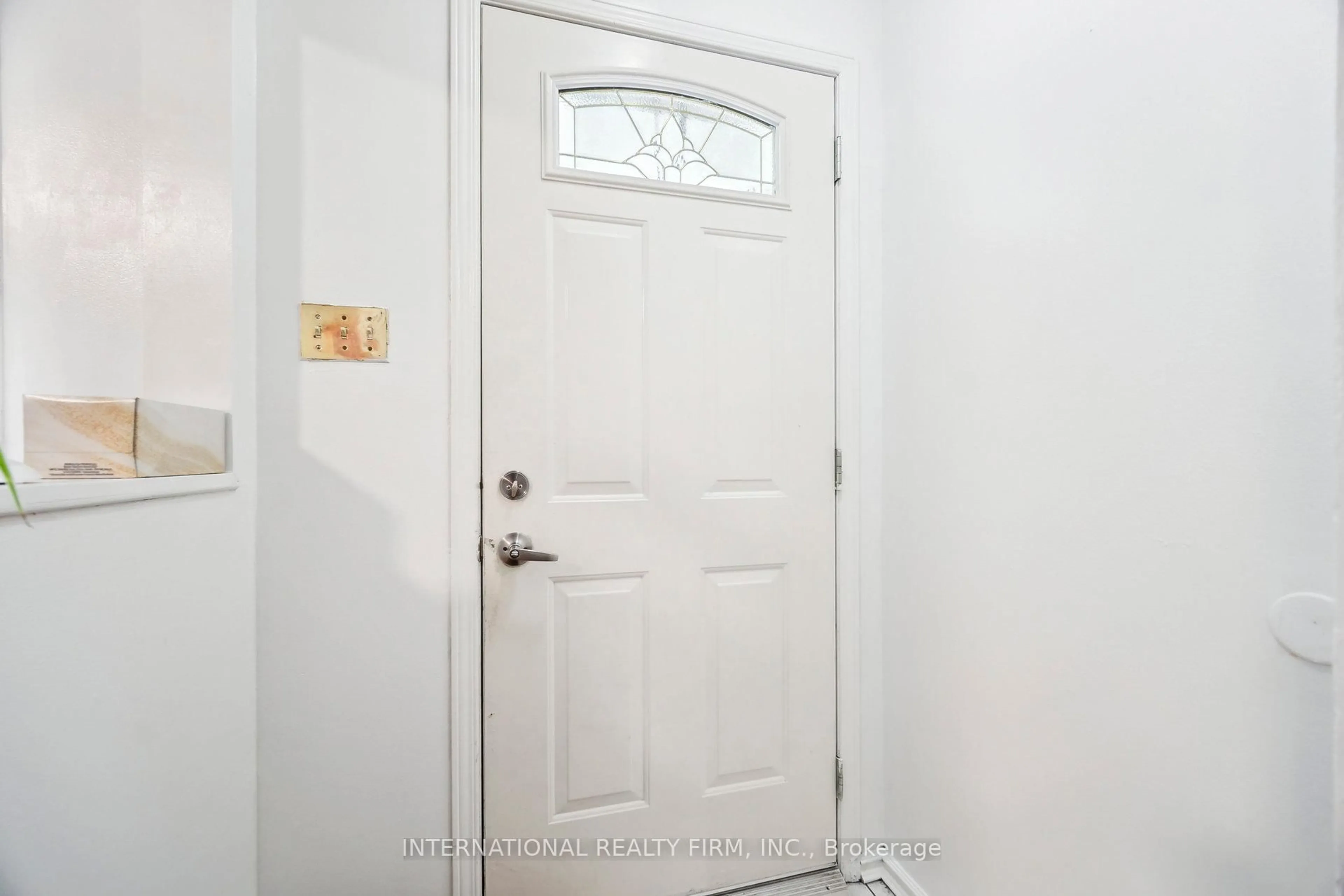 Indoor entryway for 134 GARLAND Lane, London East Ontario N5V 3K8
