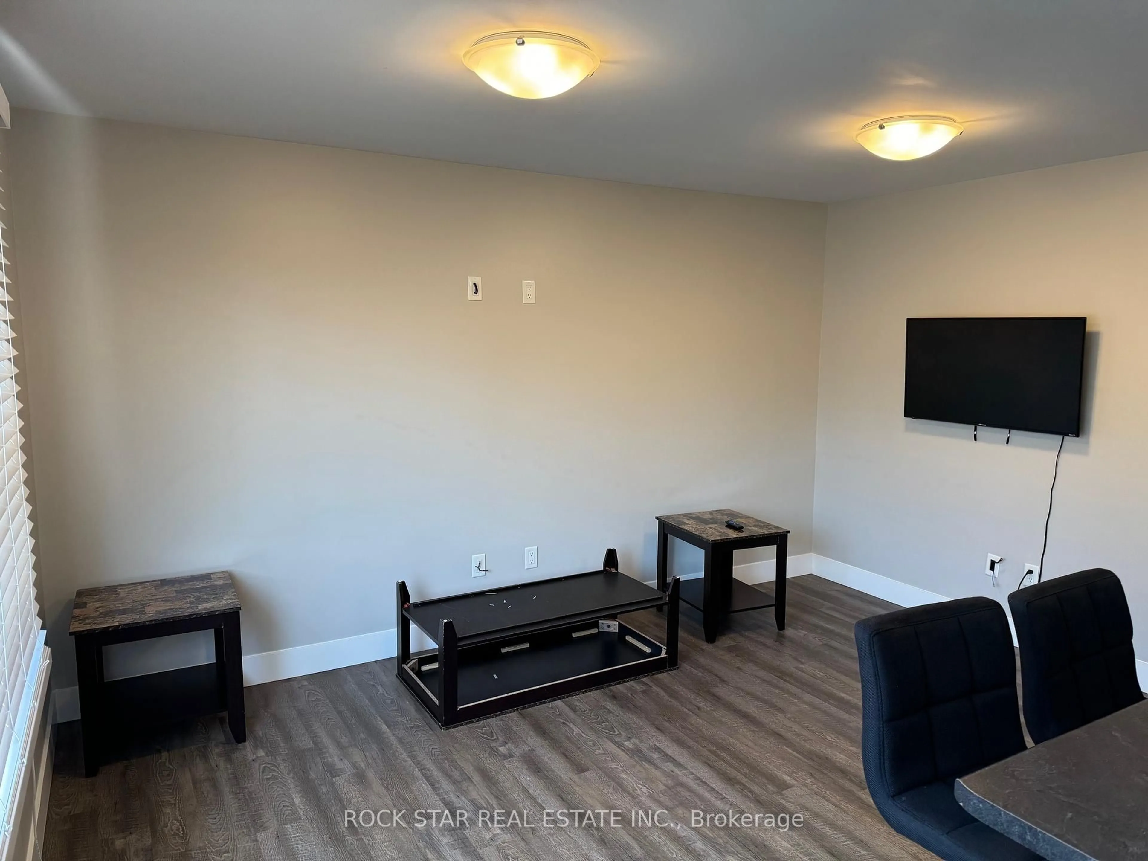 A pic of a room for 20 Oxford St, London North Ontario N6H 1P9