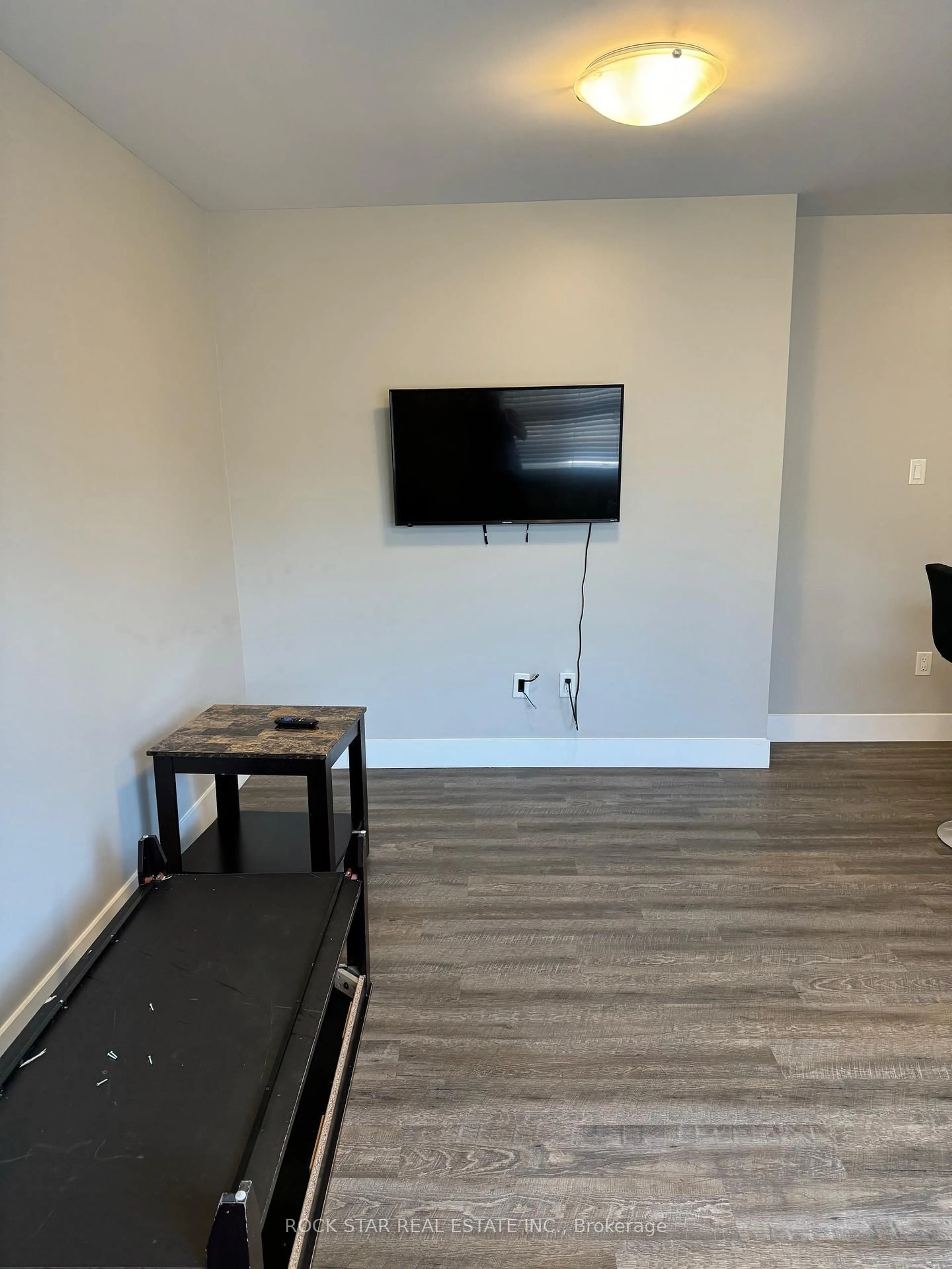A pic of a room for 20 Oxford St, London North Ontario N6H 1P9