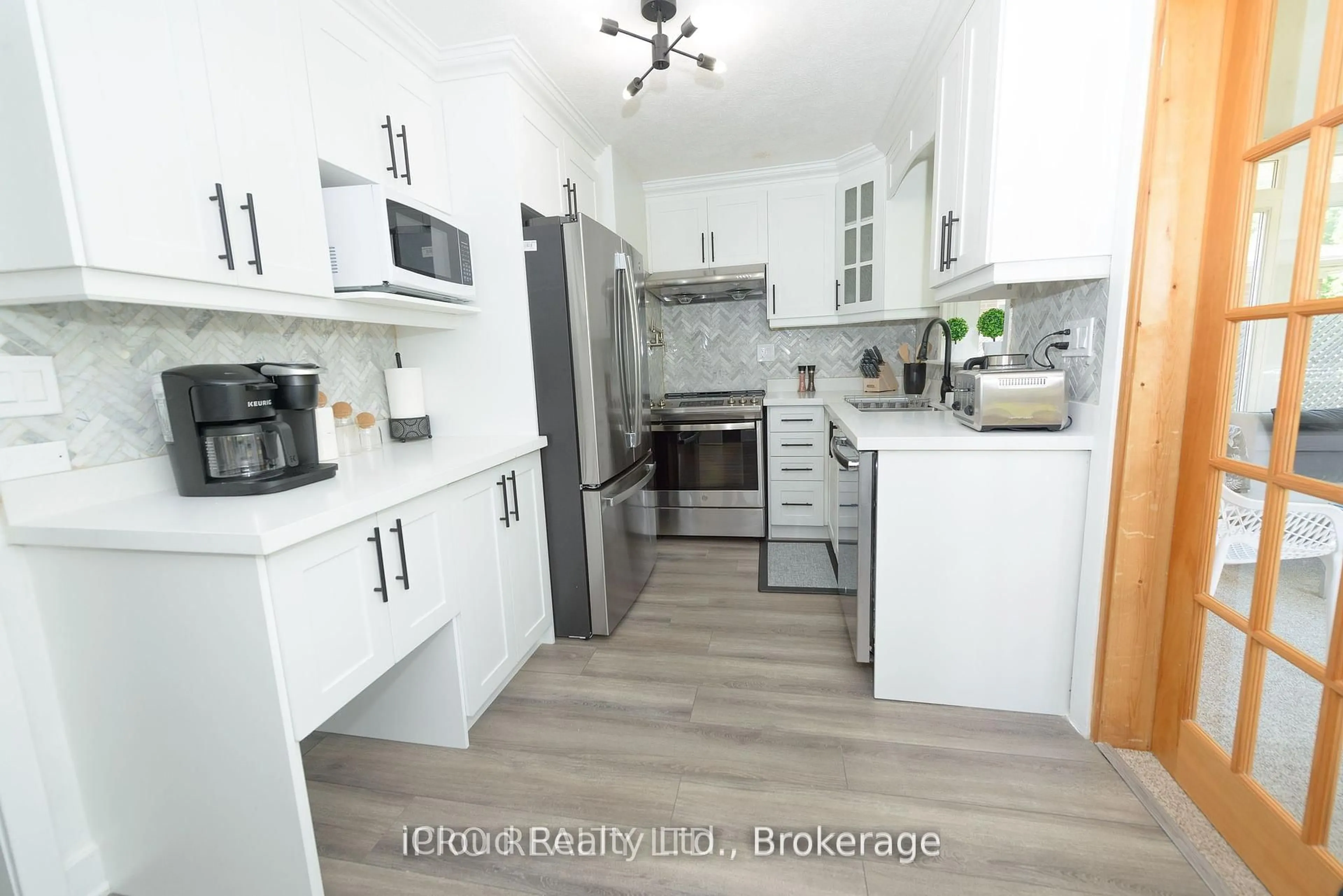 Standard kitchen, wood/laminate floor for 245 2nd Ave, Owen Sound Ontario N4K 2E8