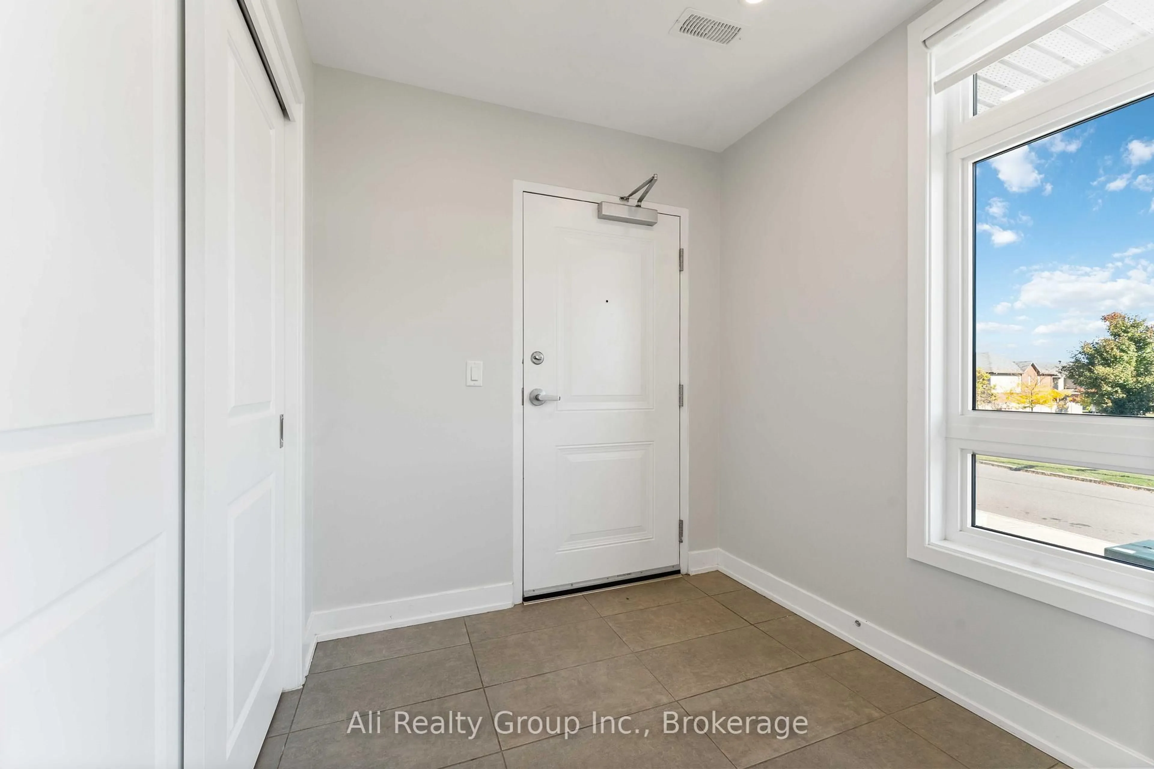 Indoor entryway for 147 Fairweather St, Ottawa Ontario K1T 0M8