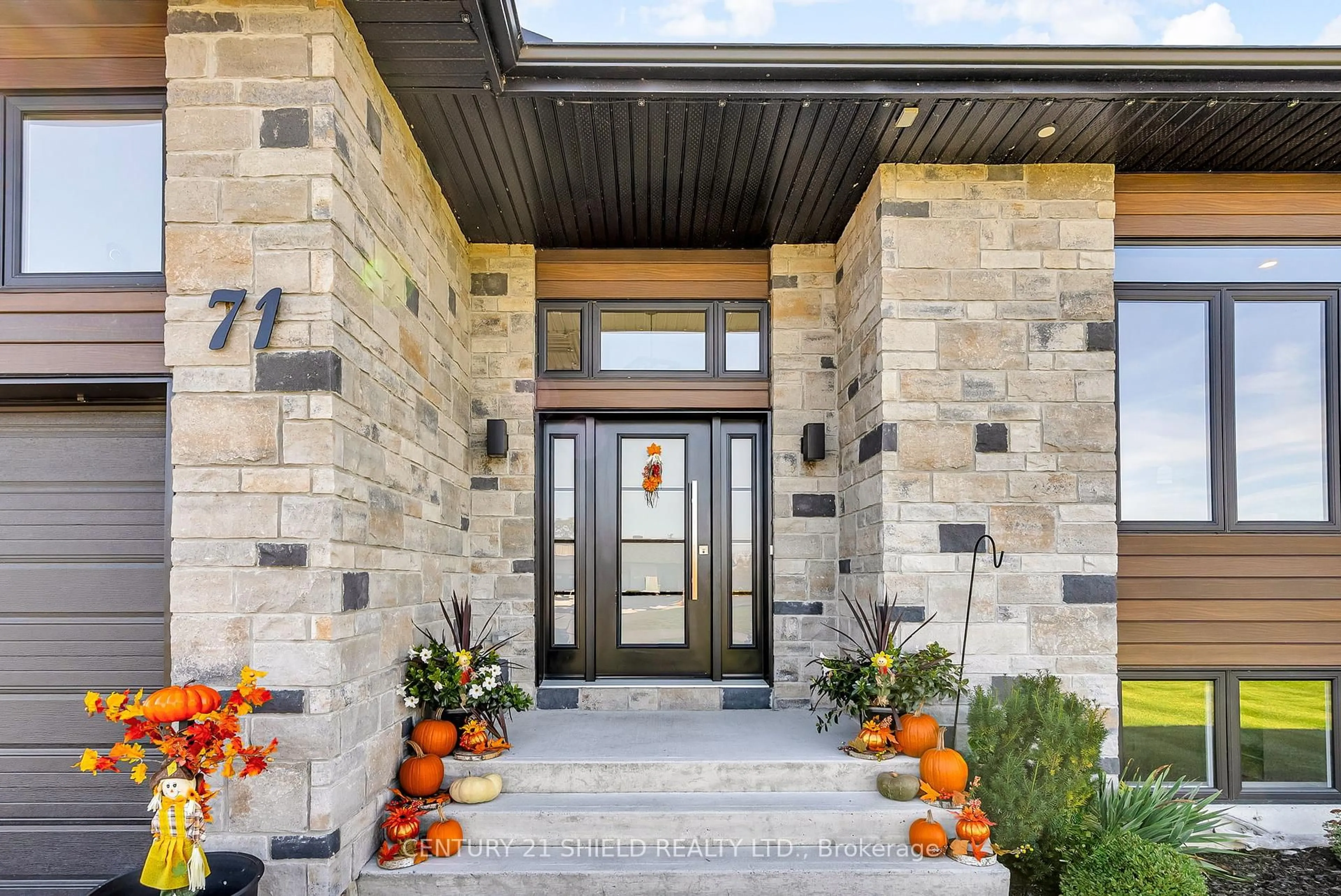 Indoor entryway for 71 Dale St, South Stormont Ontario K0C 1M0