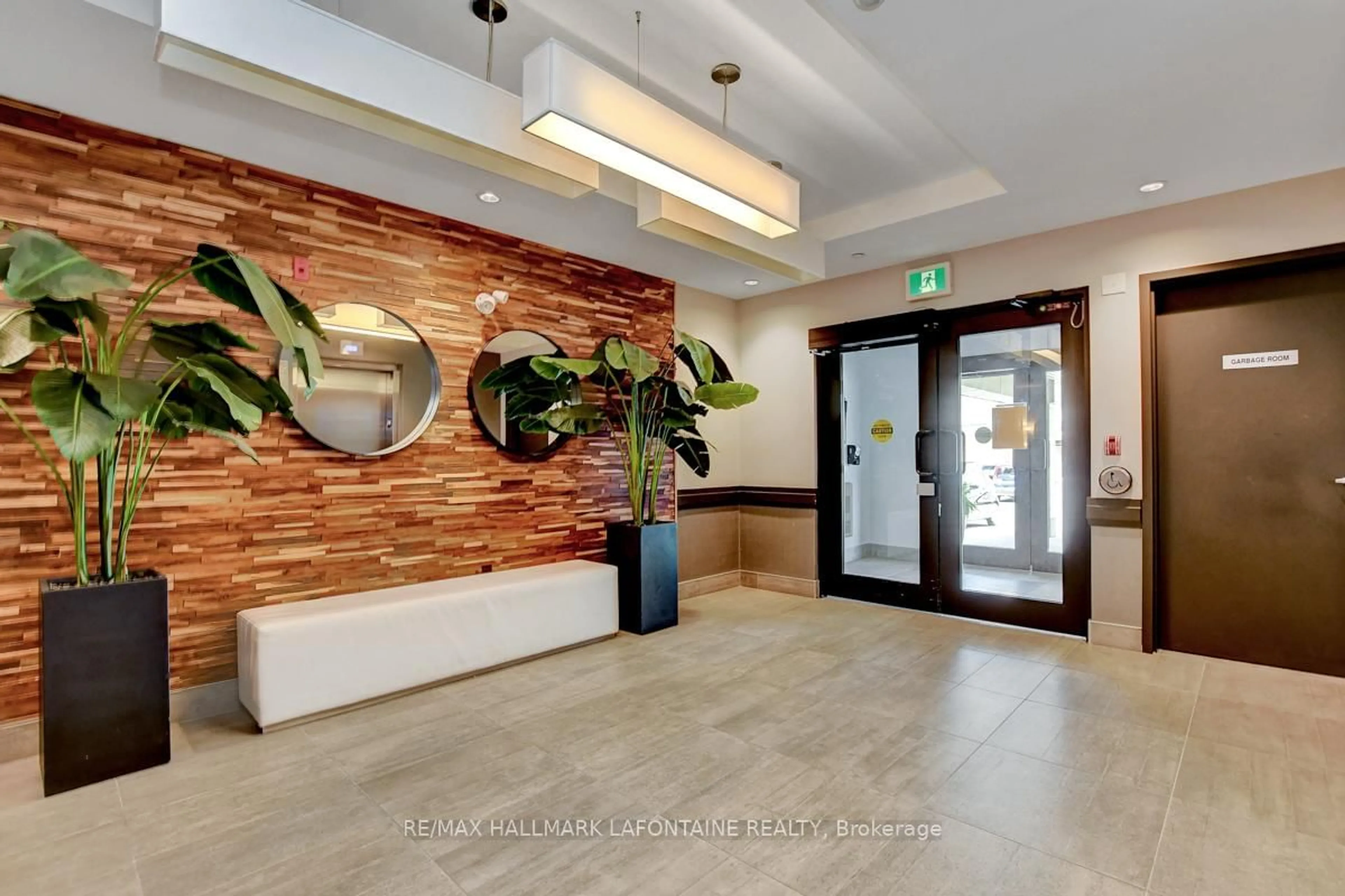 Indoor foyer for 120 Prestige Circ #114, Ottawa Ontario K4A 1B4