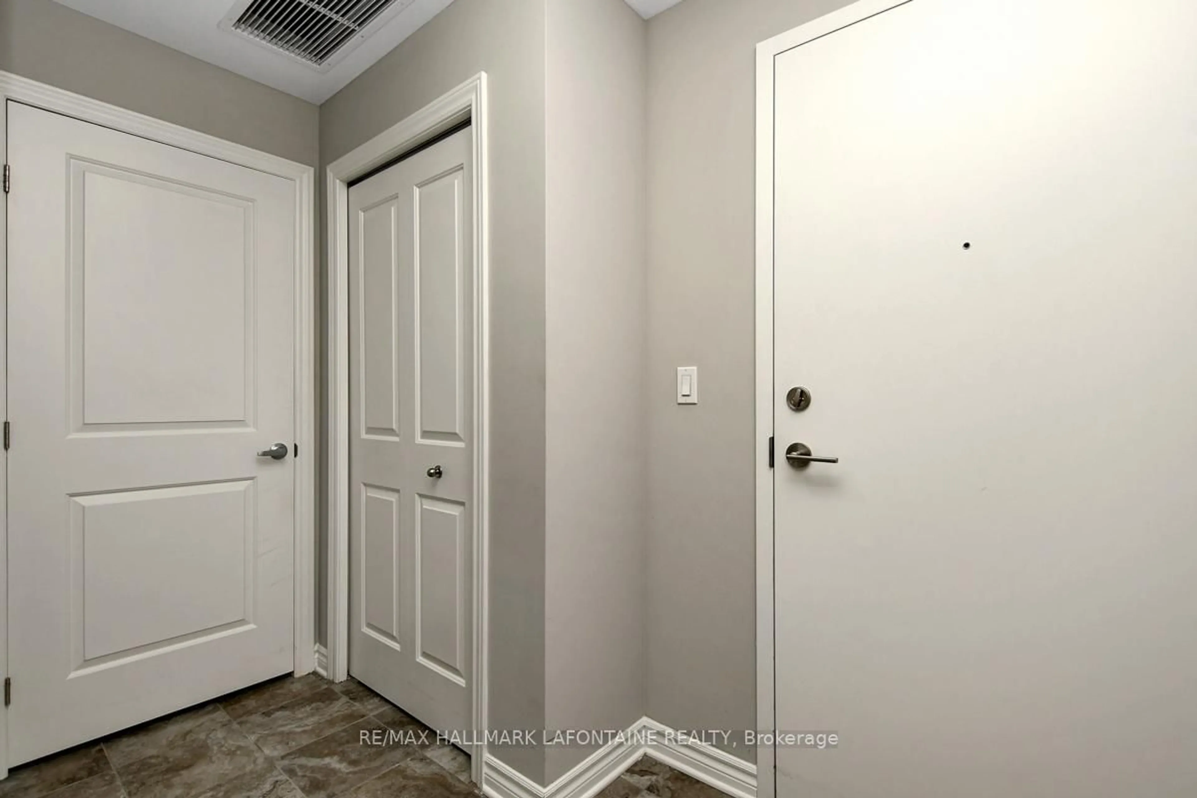 Indoor entryway for 120 Prestige Circ #114, Ottawa Ontario K4A 1B4
