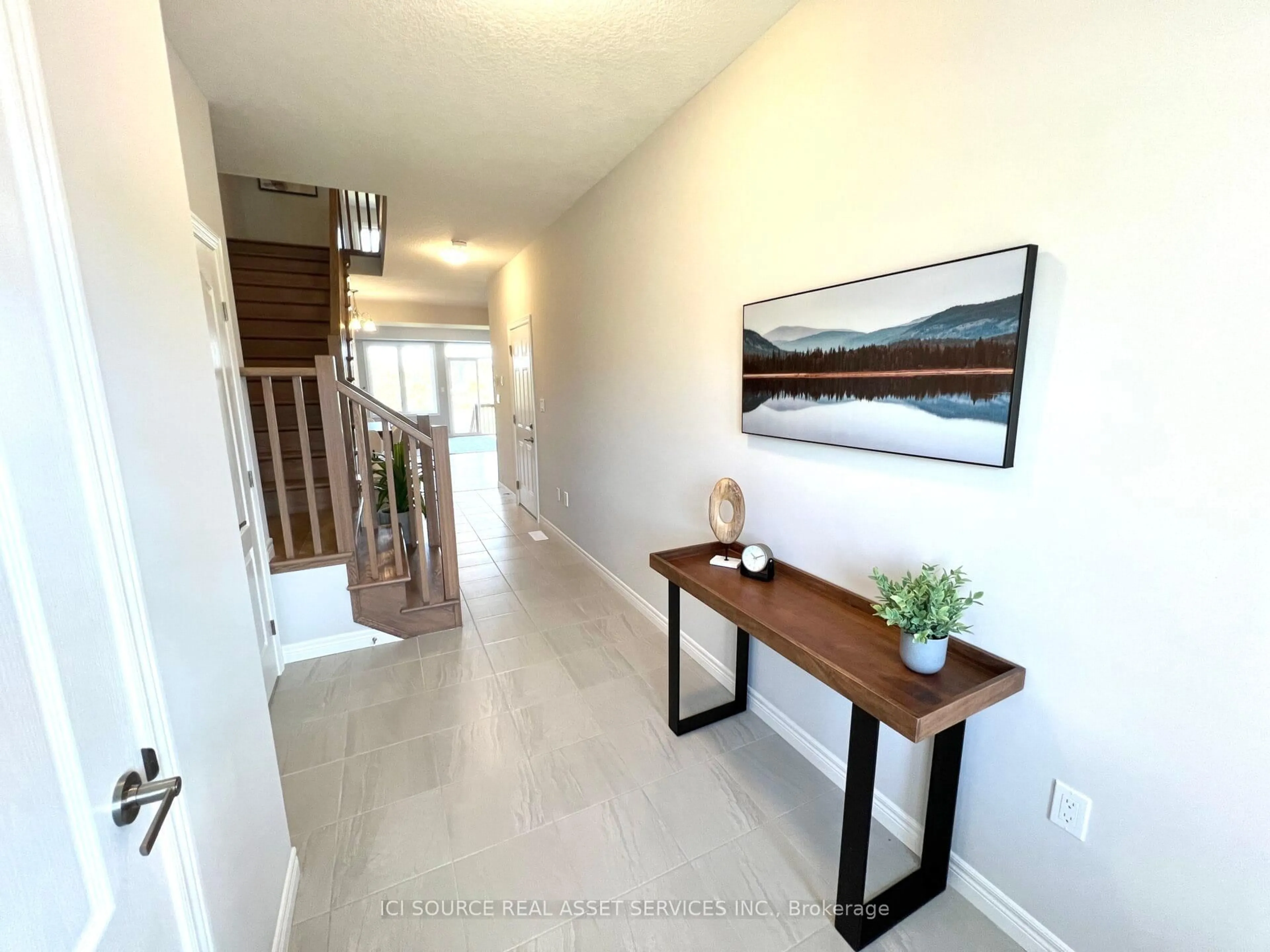 Indoor entryway for 51 Lloyd Davies Way, Hamilton Ontario L0R 1C0