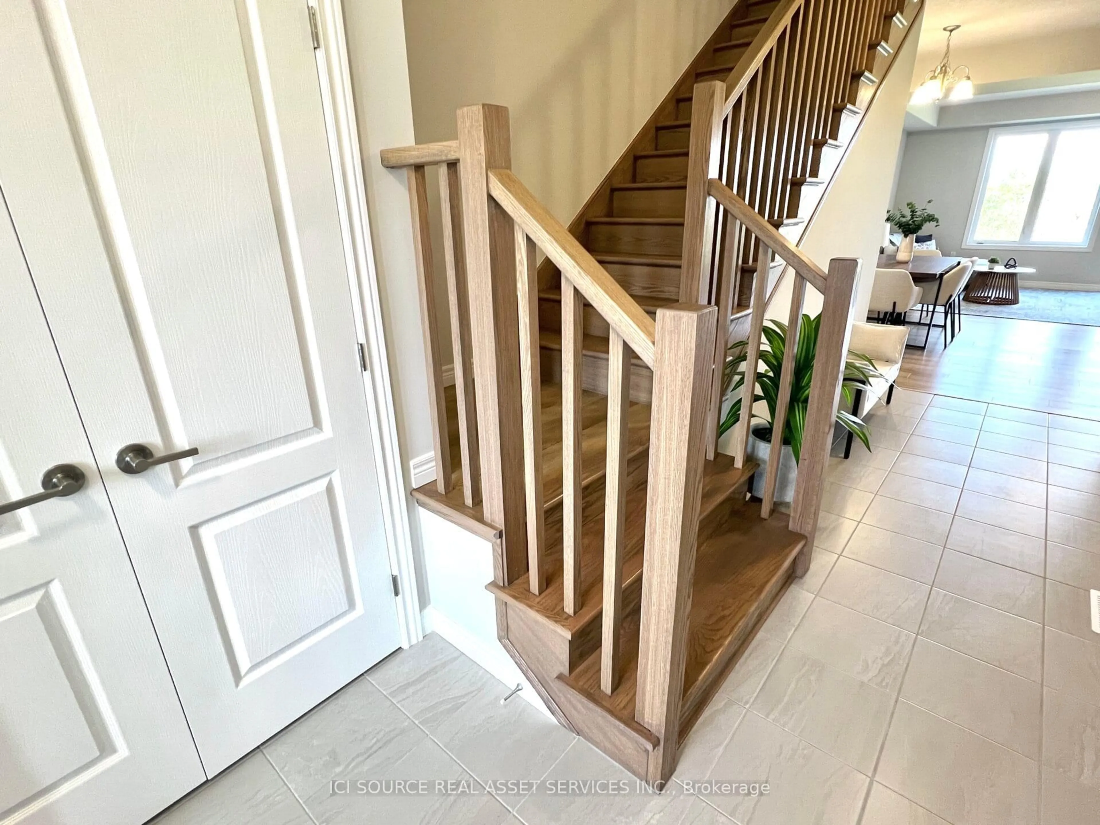 Indoor entryway for 51 Lloyd Davies Way, Hamilton Ontario L0R 1C0