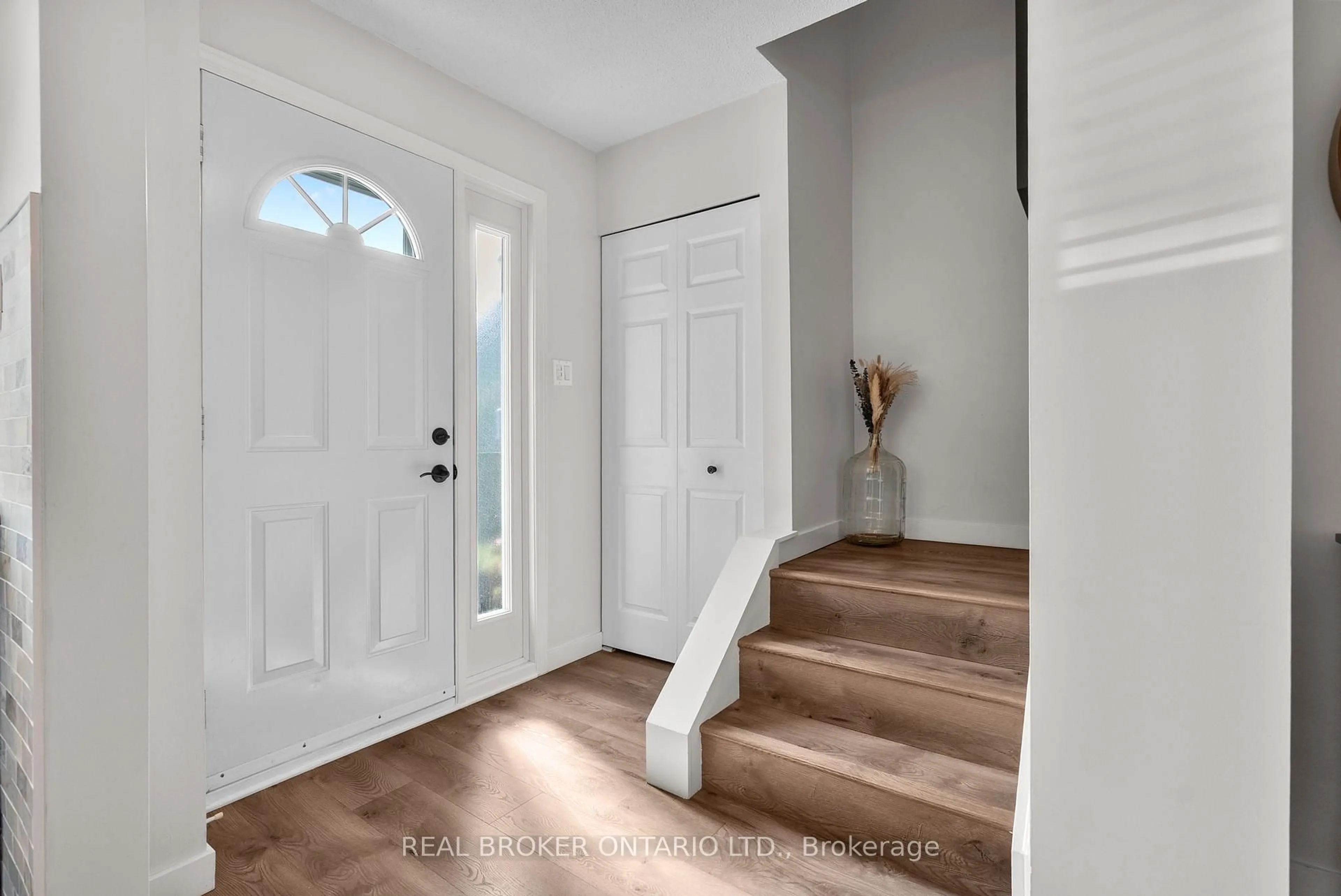 Indoor entryway for 3911 Old Richmond Rd #A, Ottawa Ontario K2H 8T9