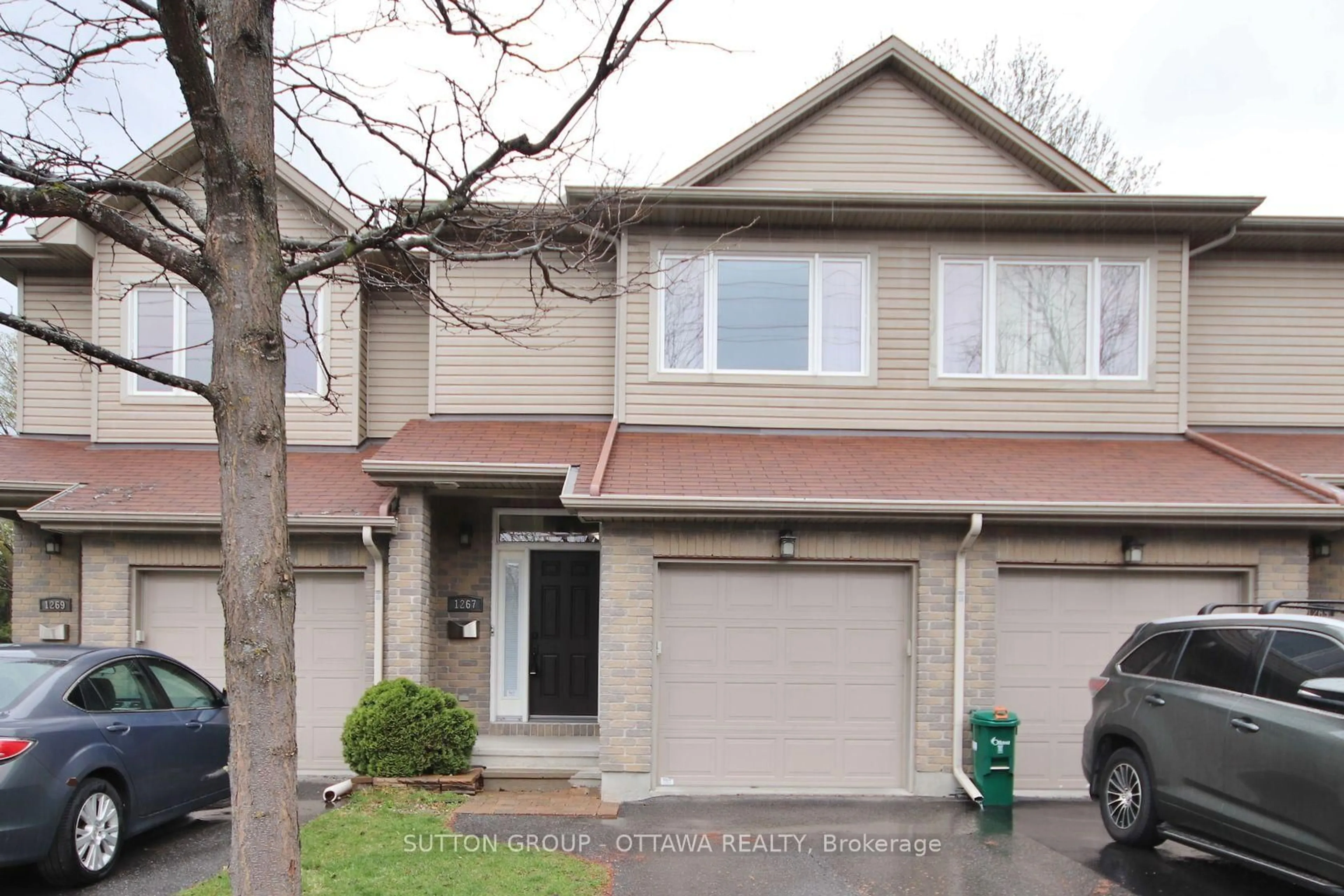 Home with vinyl exterior material, street for 1267 Shillington Ave, Ottawa Ontario K1Z 8A1