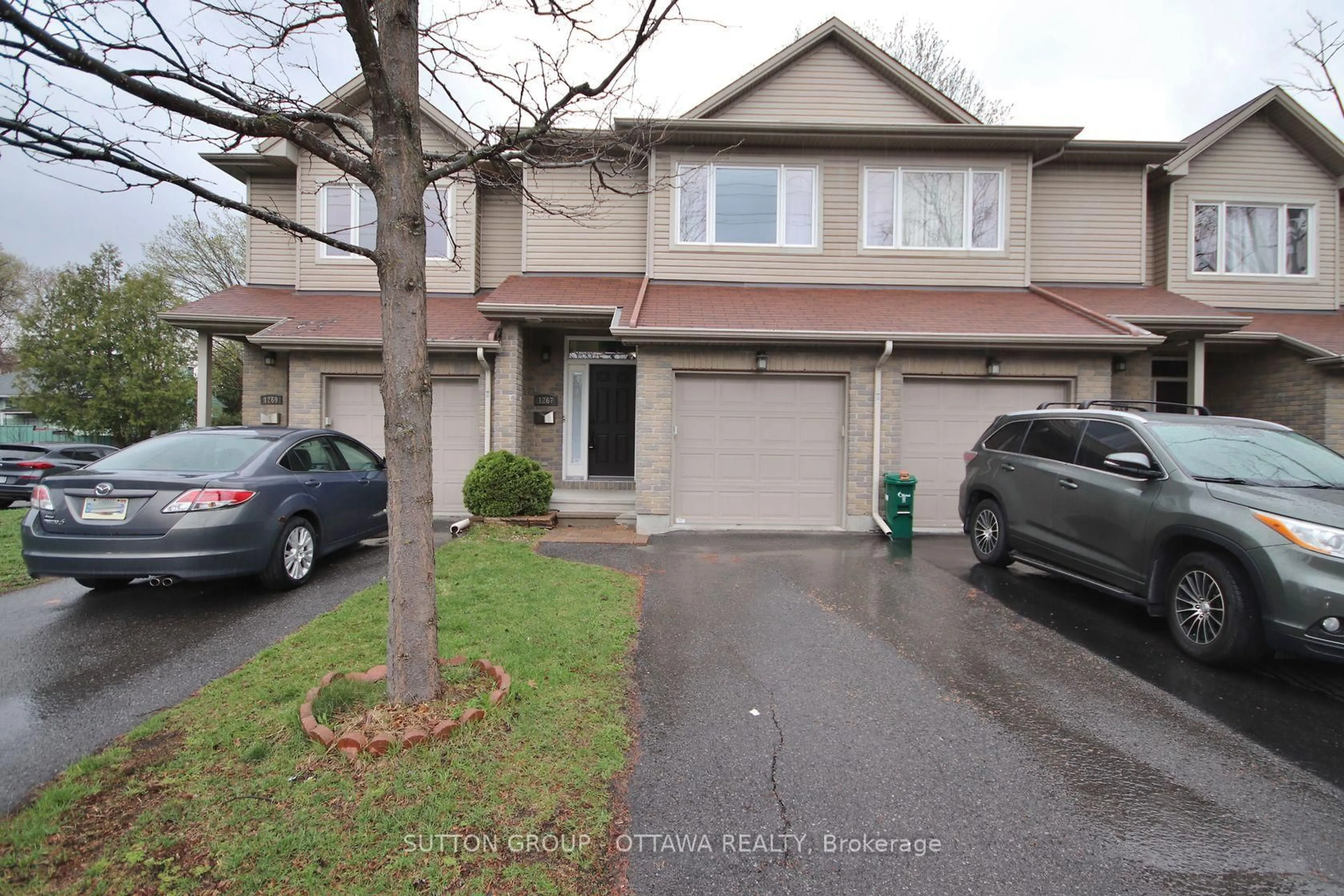 A pic from outside/outdoor area/front of a property/back of a property/a pic from drone, street for 1267 Shillington Ave, Ottawa Ontario K1Z 8A1