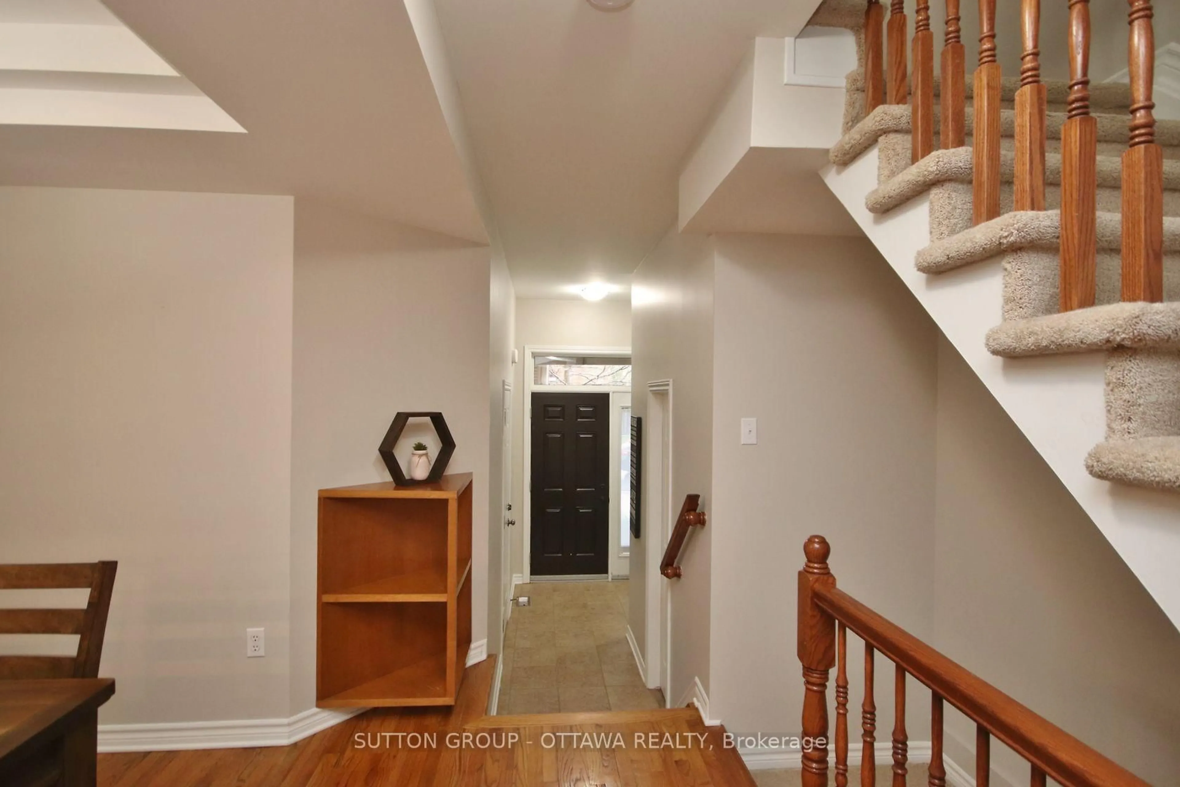 Indoor entryway for 1267 Shillington Ave, Ottawa Ontario K1Z 8A1