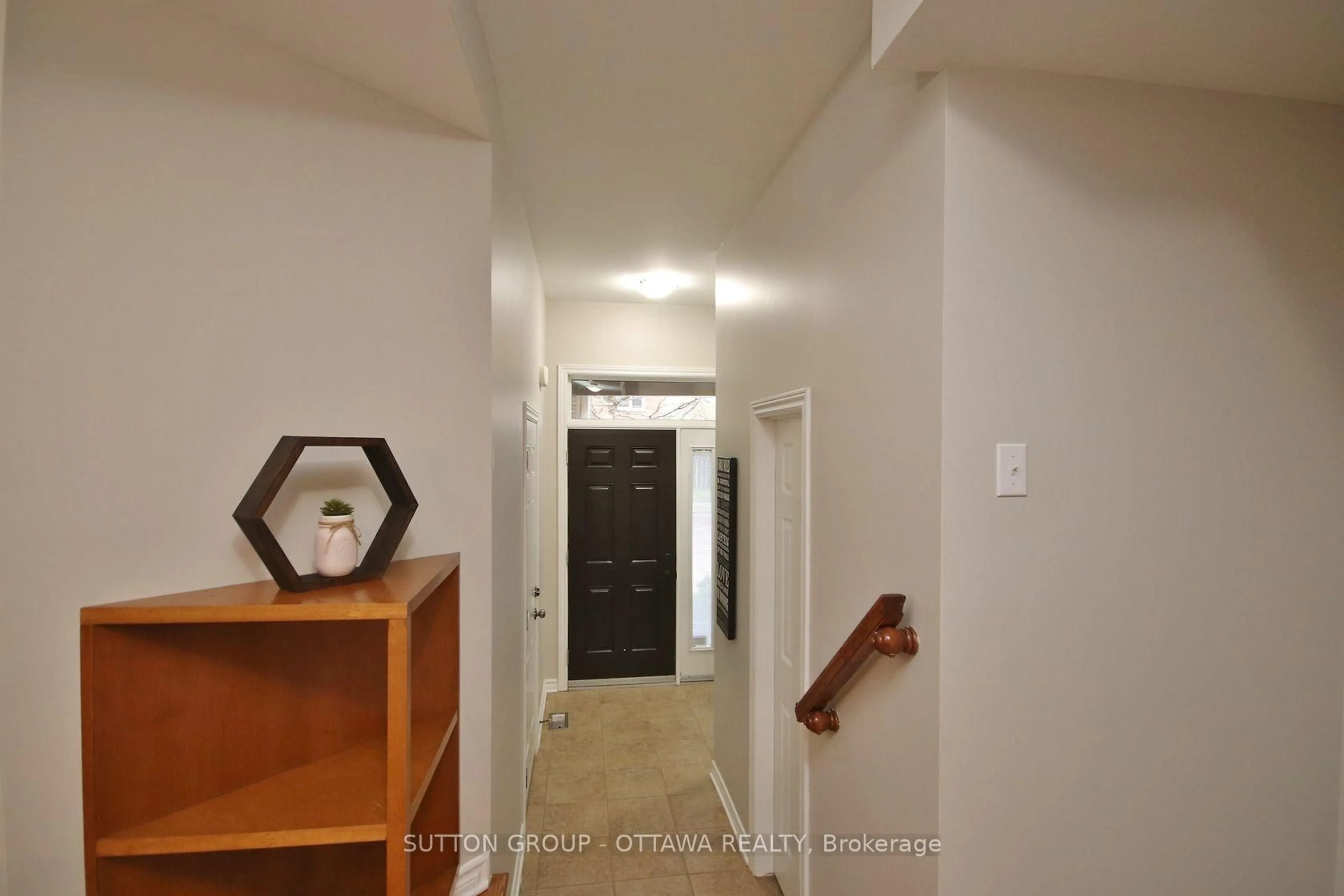 Indoor entryway for 1267 Shillington Ave, Ottawa Ontario K1Z 8A1
