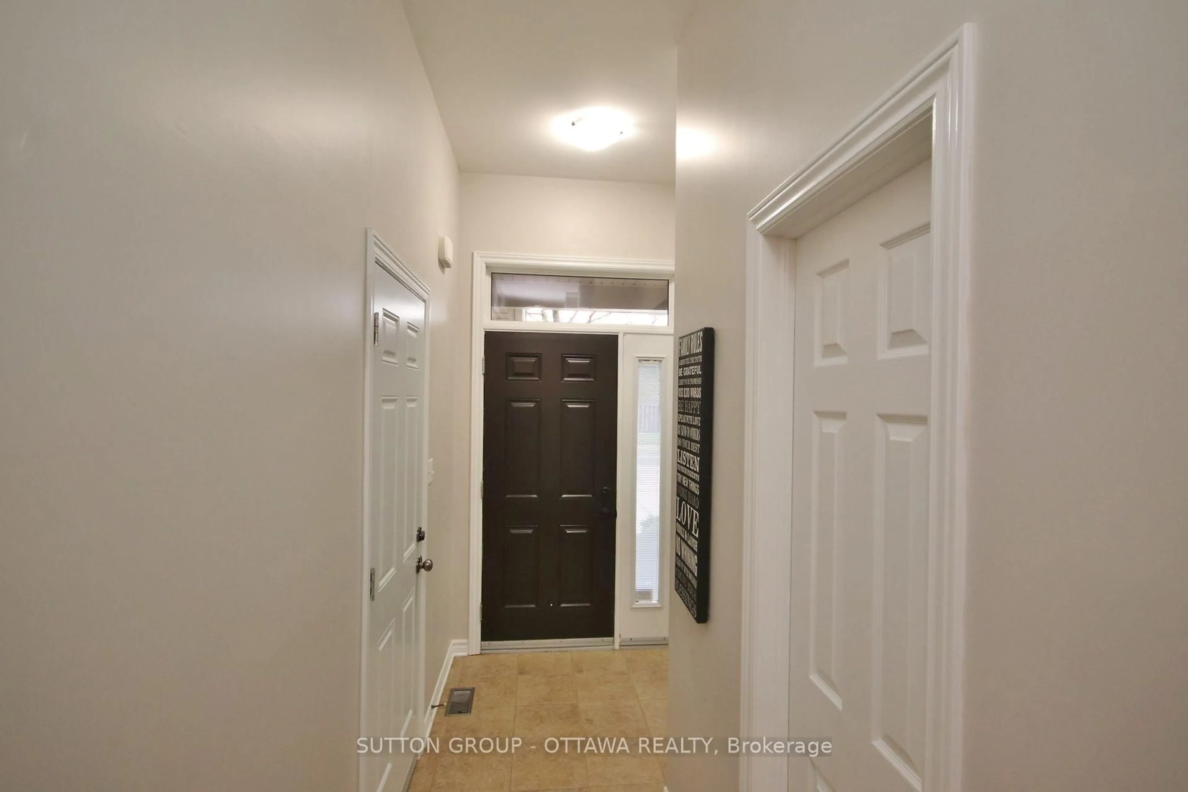 Indoor entryway for 1267 Shillington Ave, Ottawa Ontario K1Z 8A1