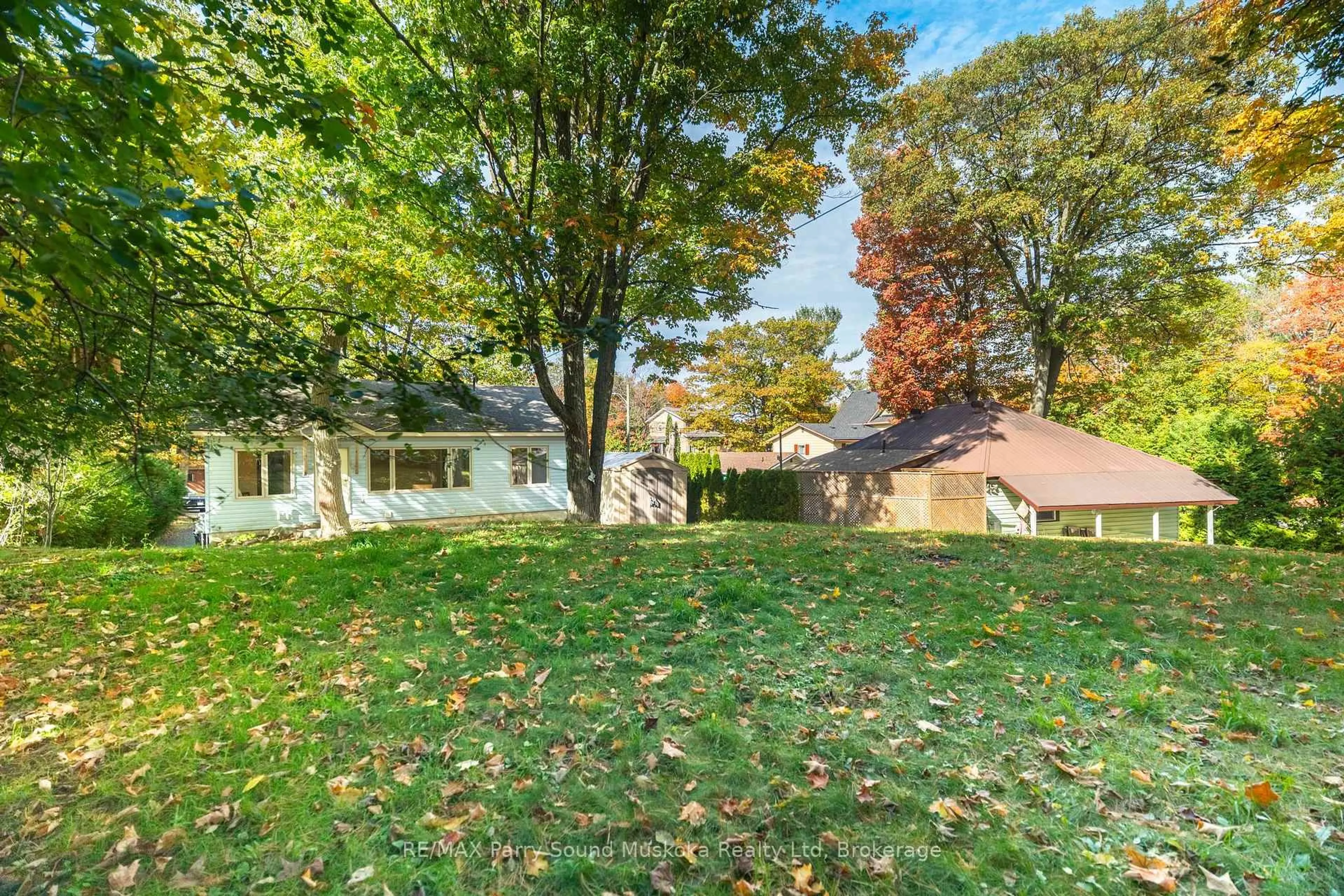 A pic from outside/outdoor area/front of a property/back of a property/a pic from drone, unknown for 17 Adelaide St, Parry Sound Ontario P2A 1H2