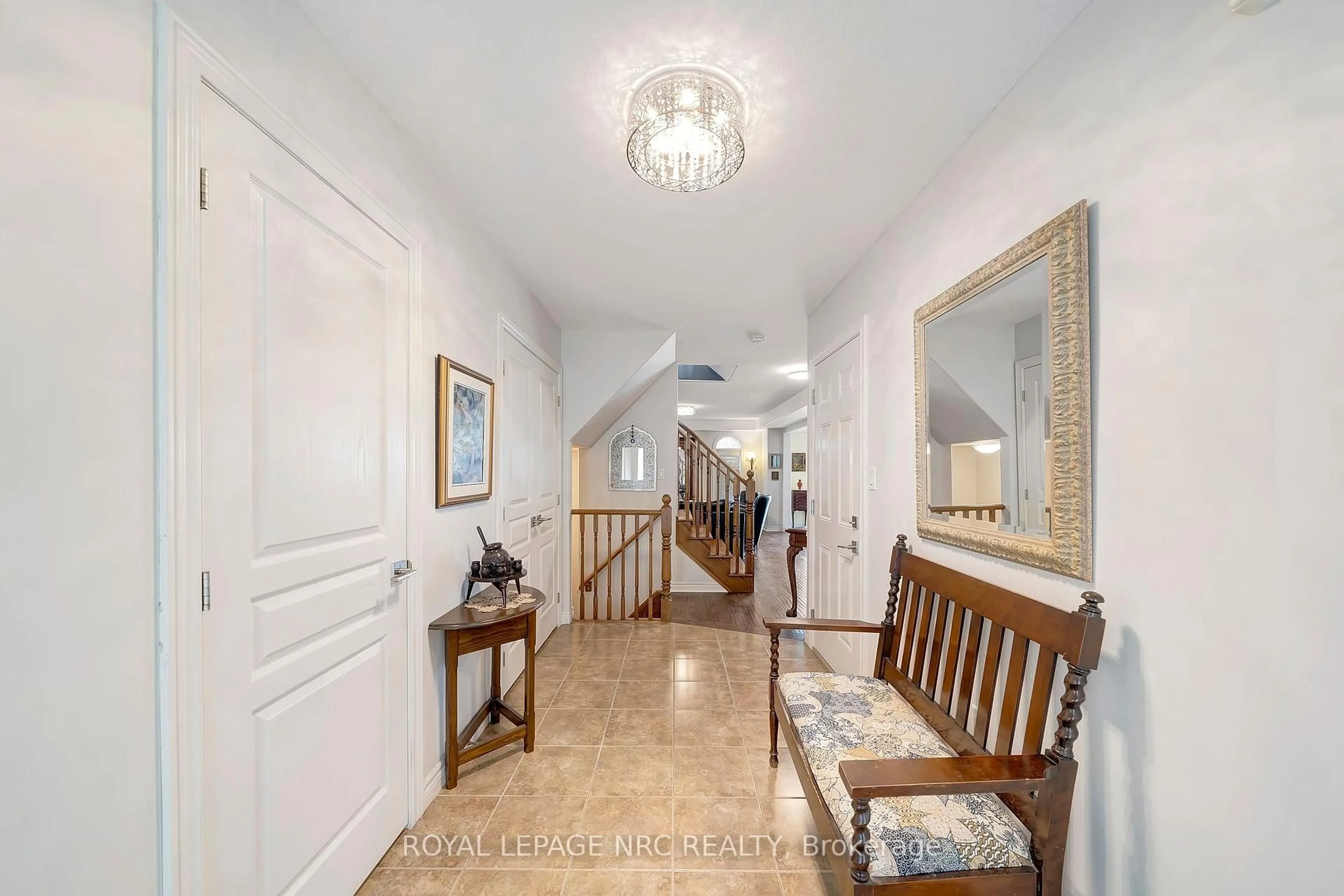 Indoor foyer for 4471 Garden Gate Terr, Lincoln Ontario L3J 1M1
