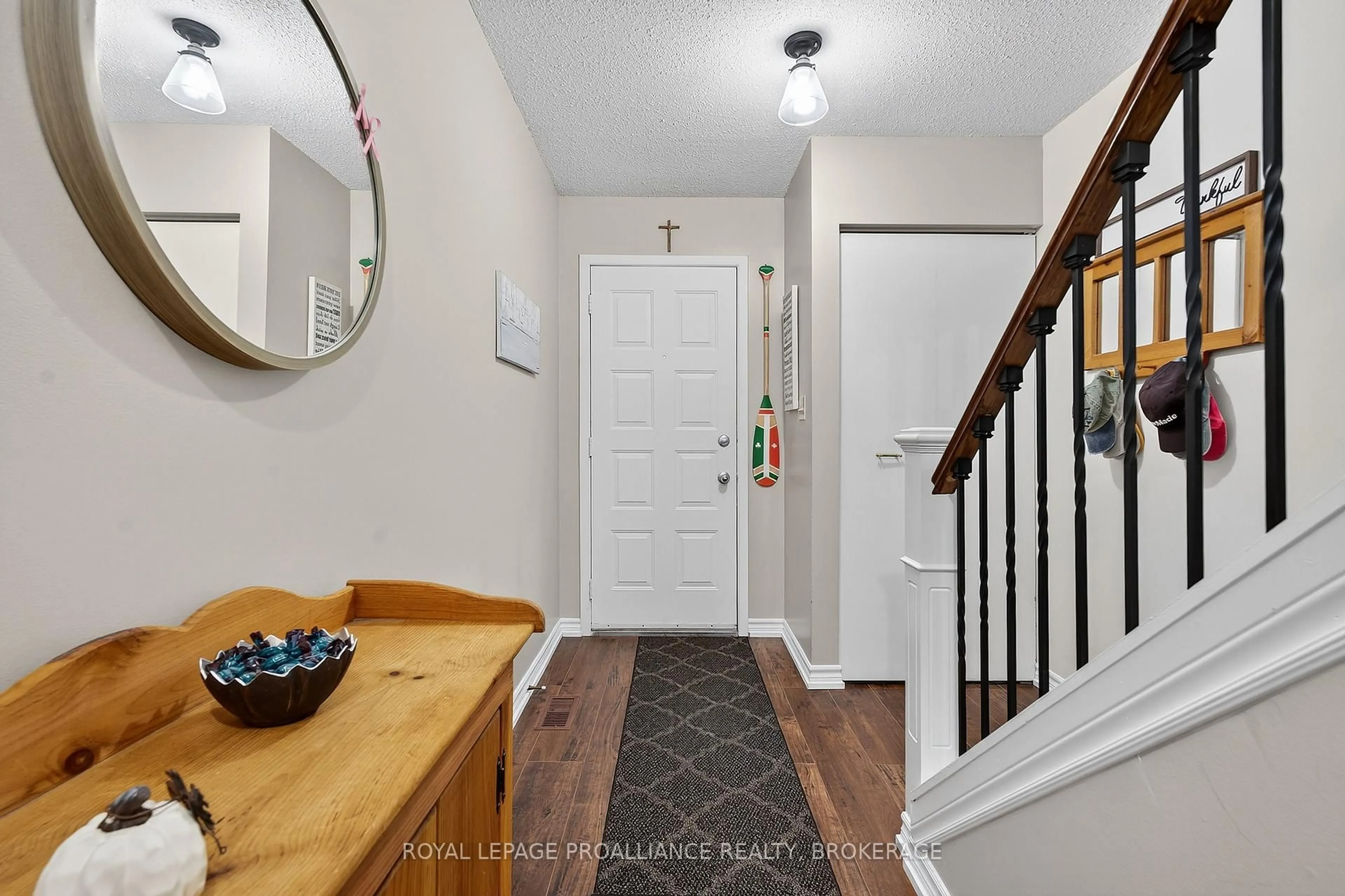 Indoor entryway for 44 St Pauls Pl, Kingston Ontario K7M 7S4