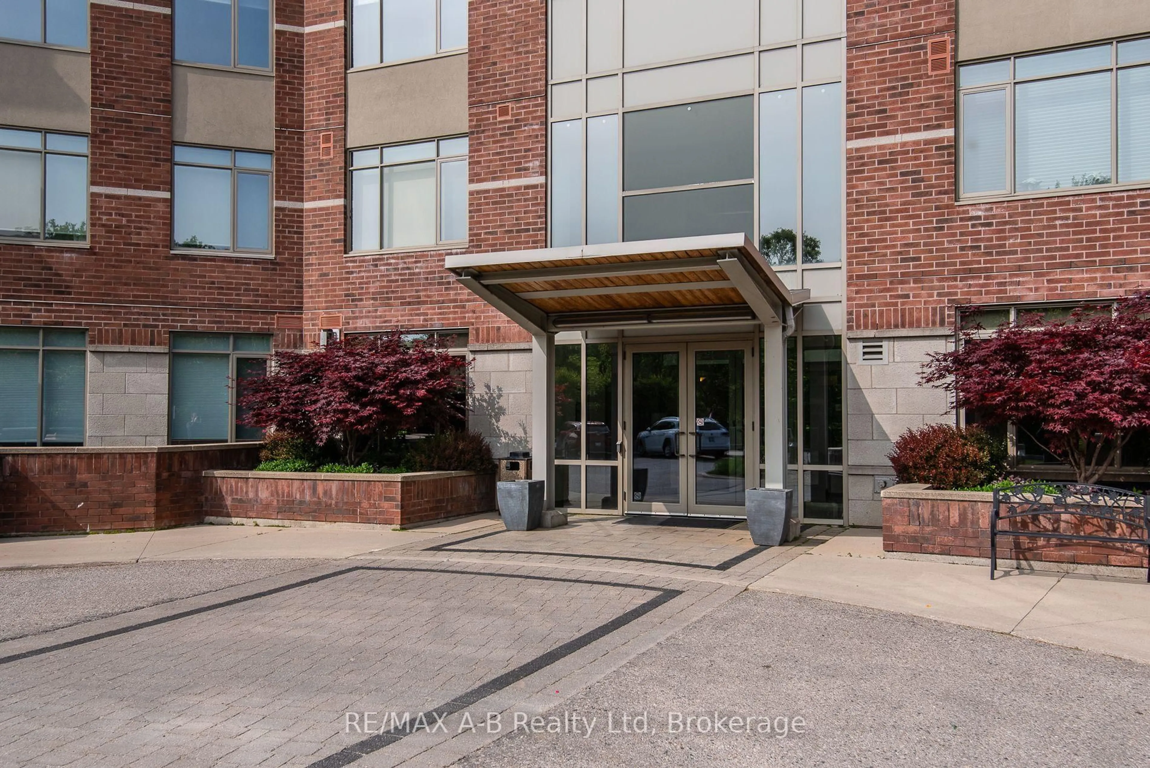 Indoor foyer for 400 Romeo St #202, Stratford Ontario N5A 0A2