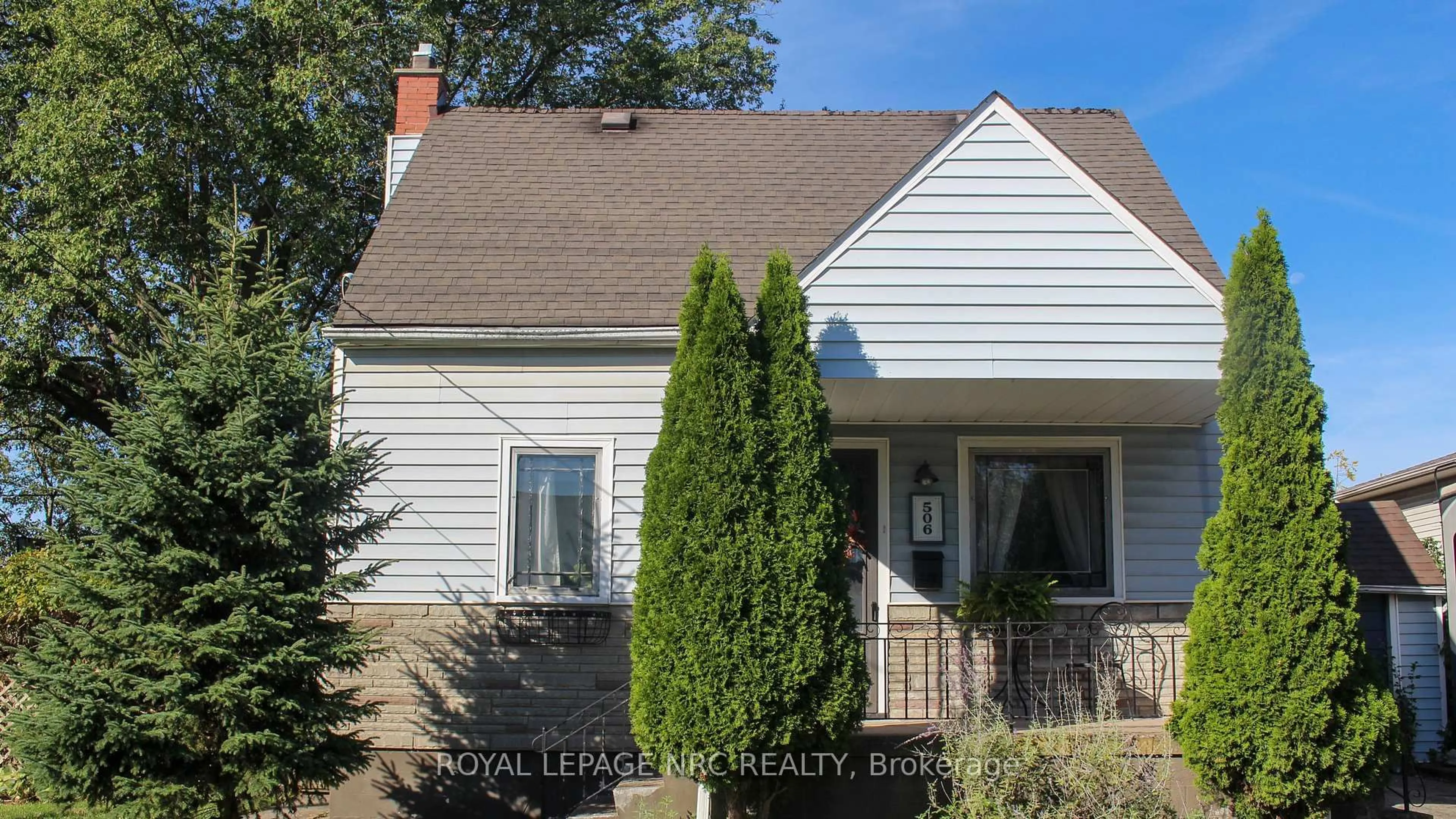 Home with vinyl exterior material, street for 506 SOUTHWORTH St, Welland Ontario L3B 1Z9