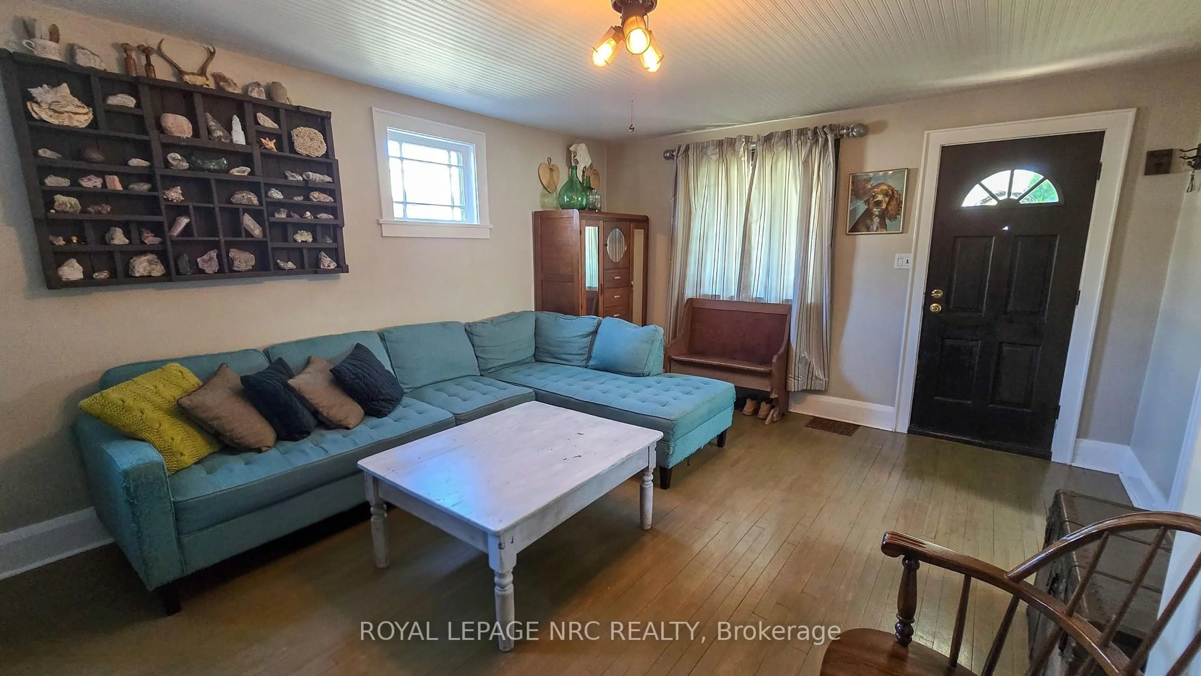 Living room with furniture, wood/laminate floor for 506 SOUTHWORTH St, Welland Ontario L3B 1Z9