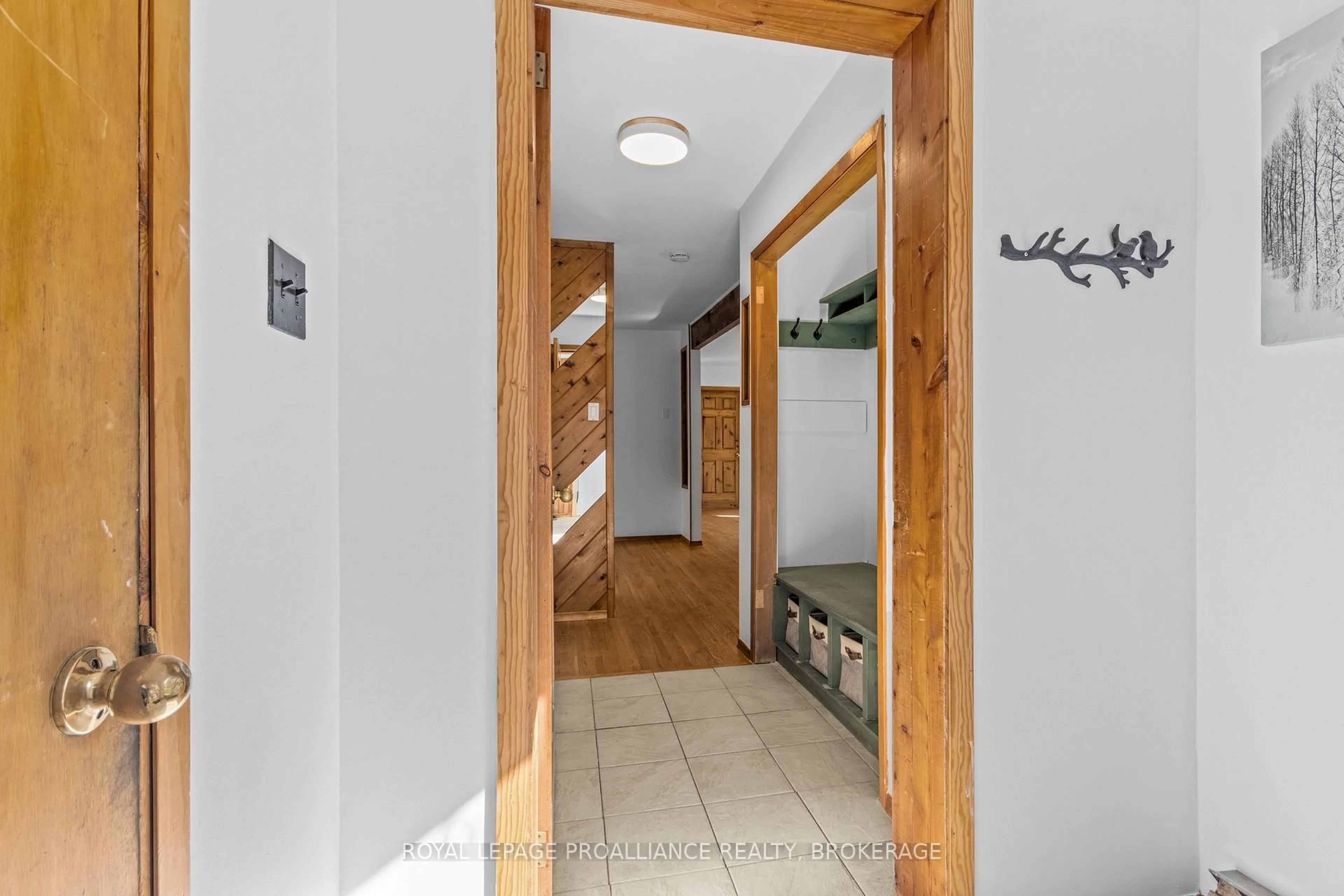 Indoor foyer for 2336 Battersea Rd, Kingston Ontario K0H 1S0