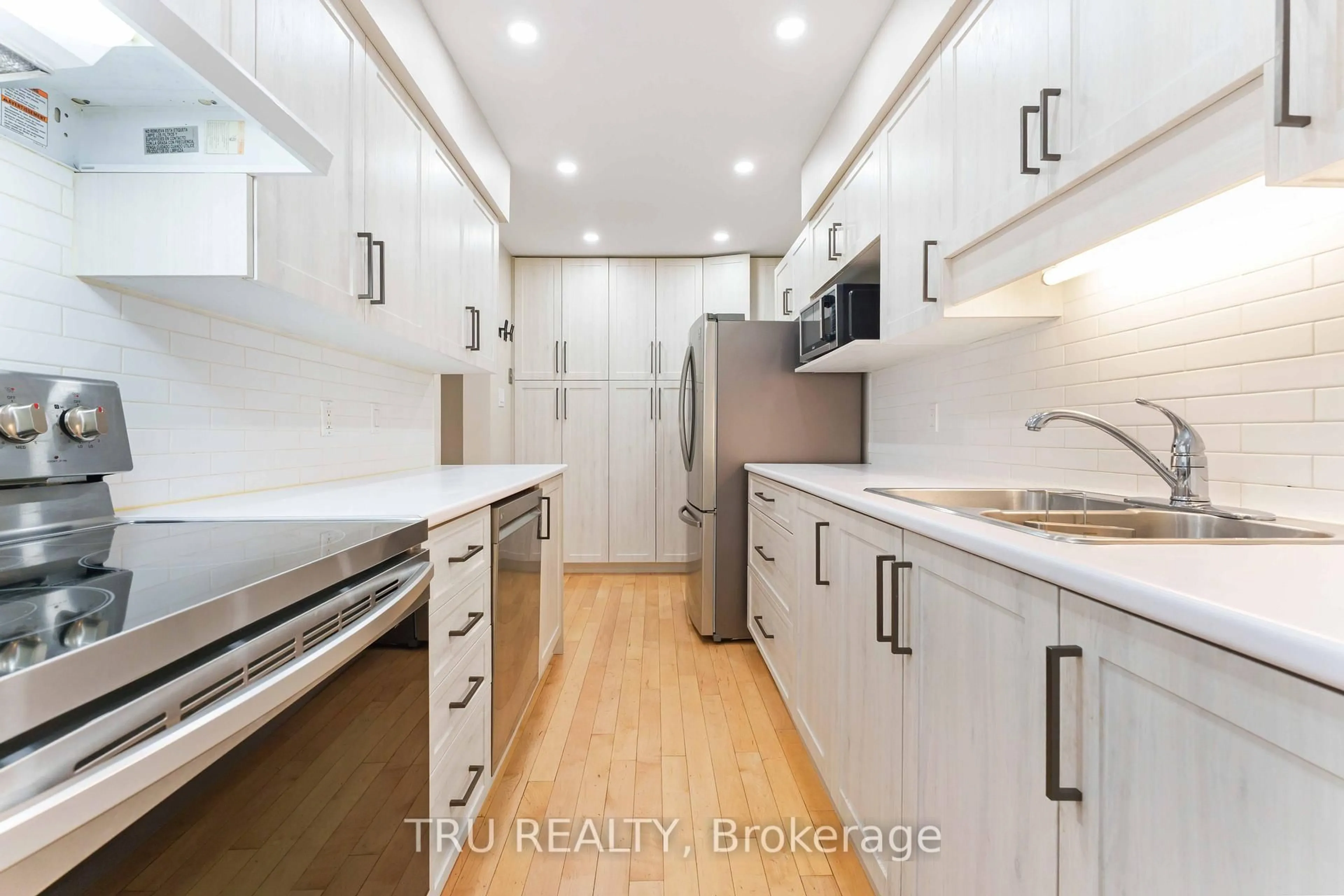 Unknown for 30 Shearer Cres, Kanata Ontario K2L 3M7