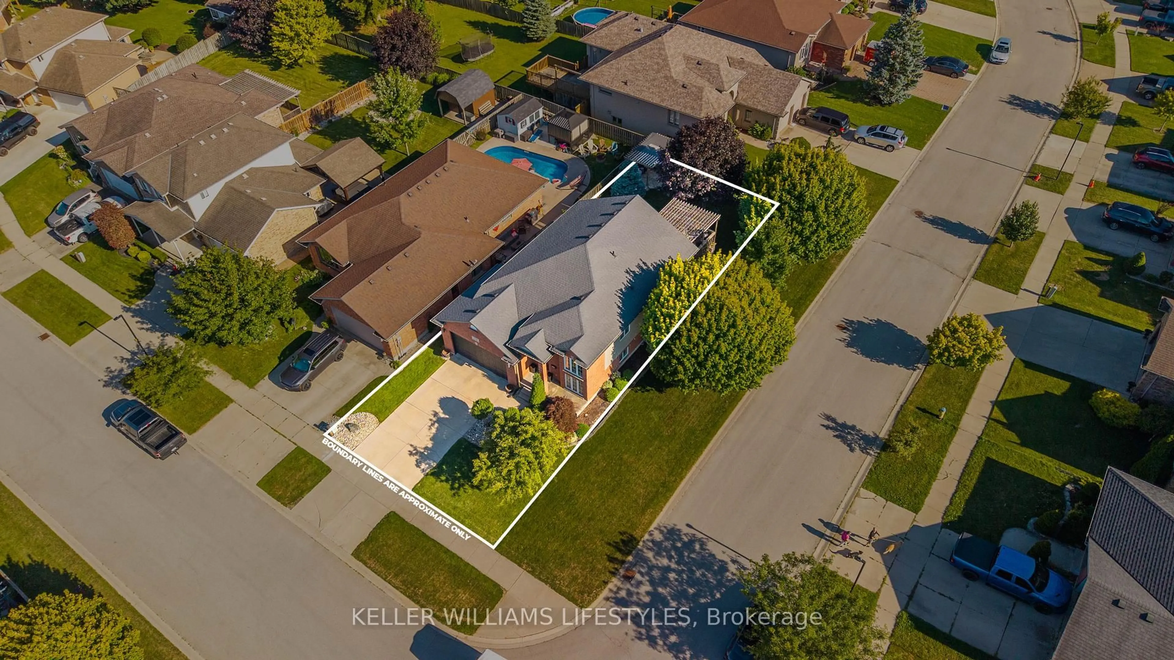 A pic from outside/outdoor area/front of a property/back of a property/a pic from drone, street for 598 Harris Circ, Strathroy-Caradoc Ontario N7G 4H3