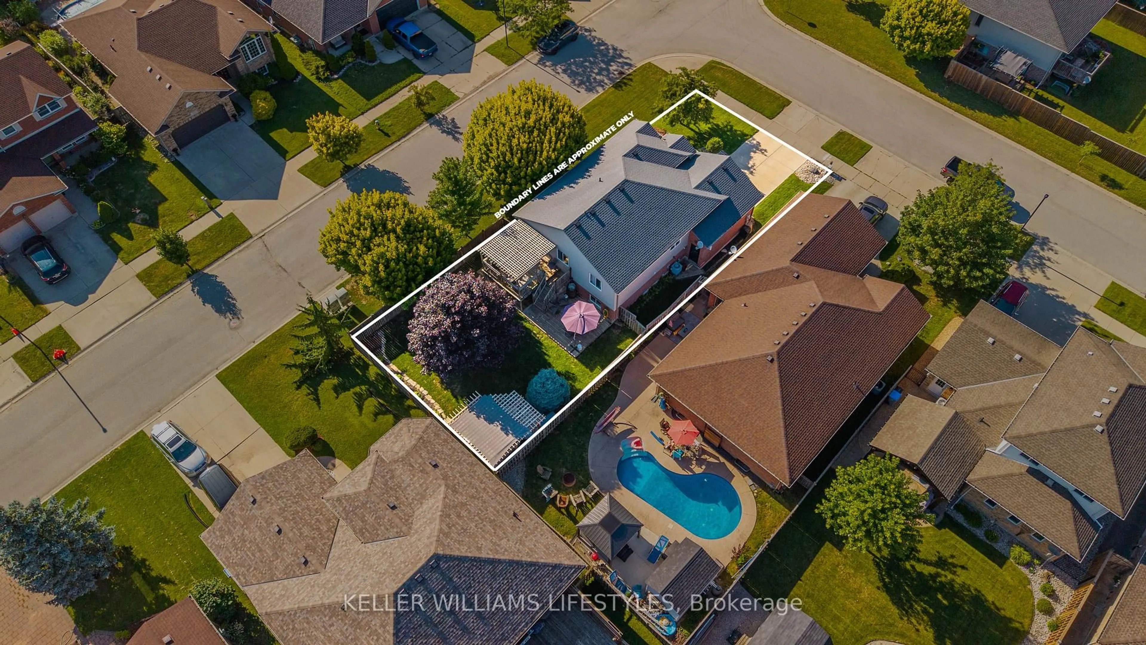 A pic from outside/outdoor area/front of a property/back of a property/a pic from drone, street for 598 Harris Circ, Strathroy-Caradoc Ontario N7G 4H3