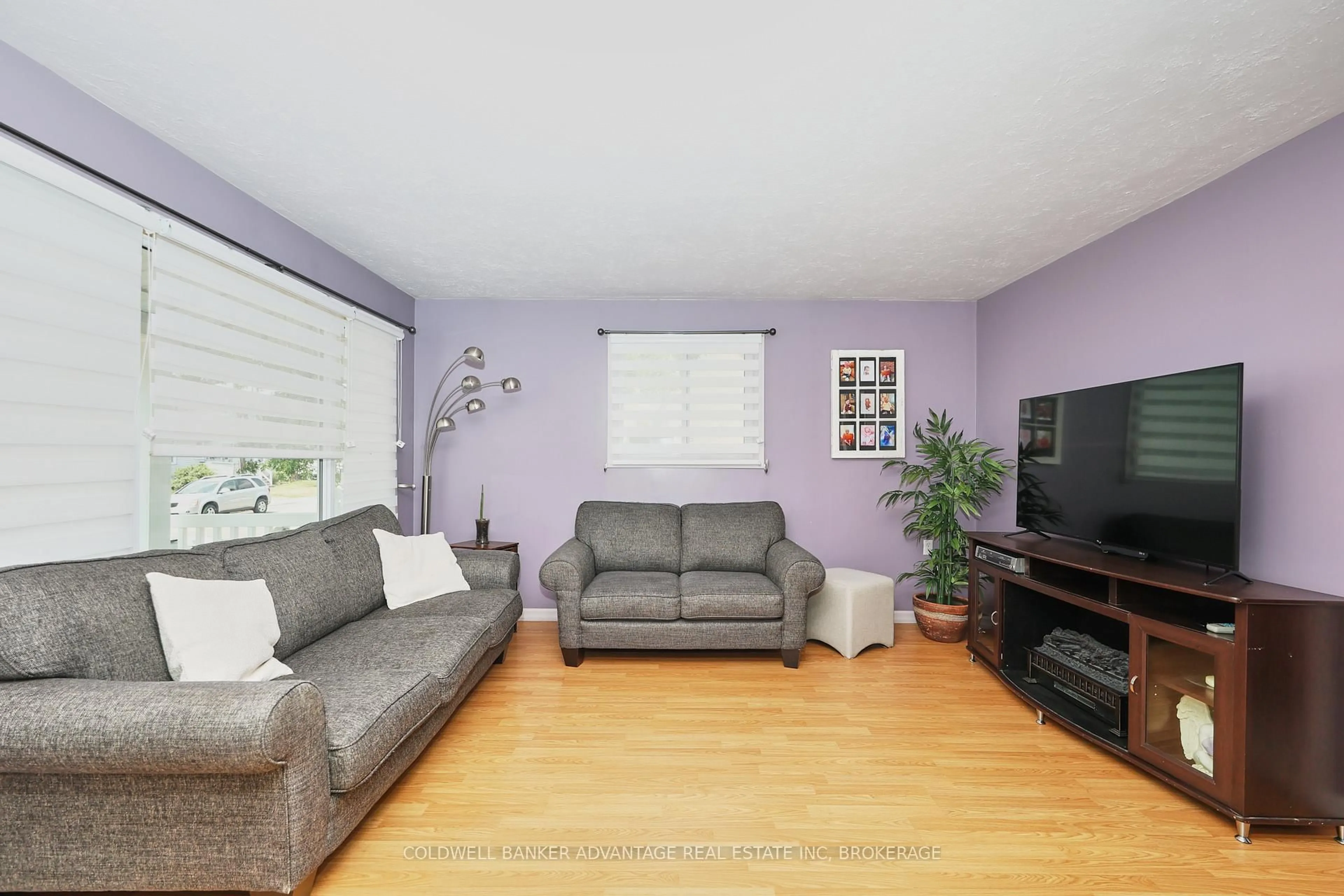 Living room with furniture, wood/laminate floor for 17 Clifford Ave, Welland Ontario L3C 2C6
